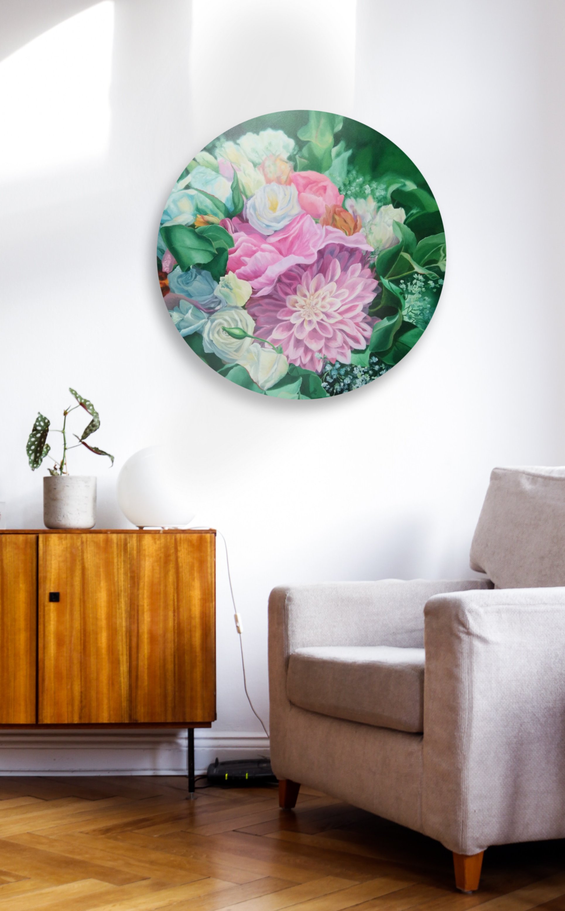 Detailreiches, handgemaltes Bild eines Brautstraußes als Hochzeitserinnerung.  Das Ölgemälde hängt in modernen Wohnräumen.