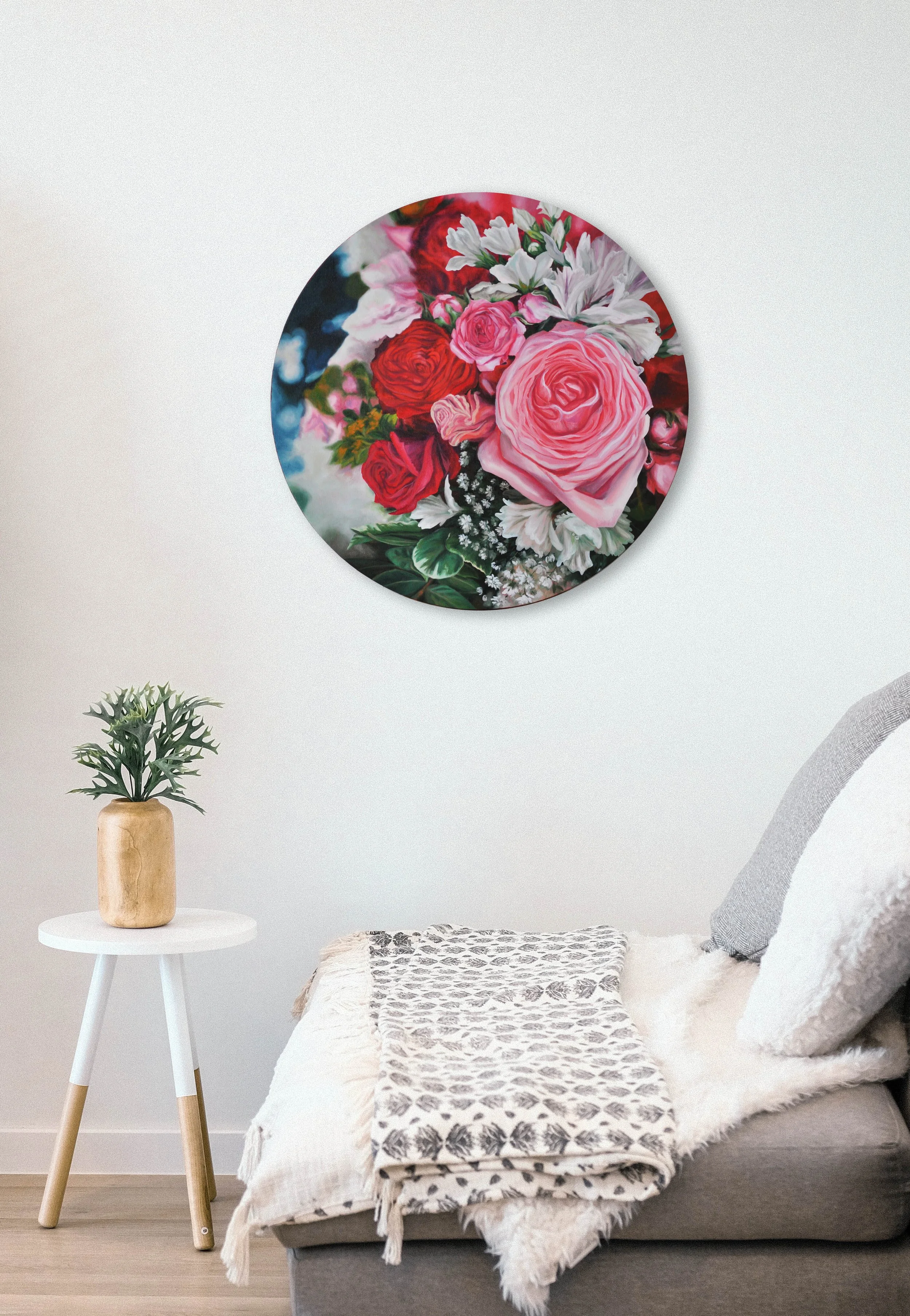 Gemalter Brautstrauß mit rosa und roten Rosen, weißen Blüten und Grün – detailreiche Brautstraußmalerei als Hochzeitserinnerung. Ölgemälde auf runder Leinwand