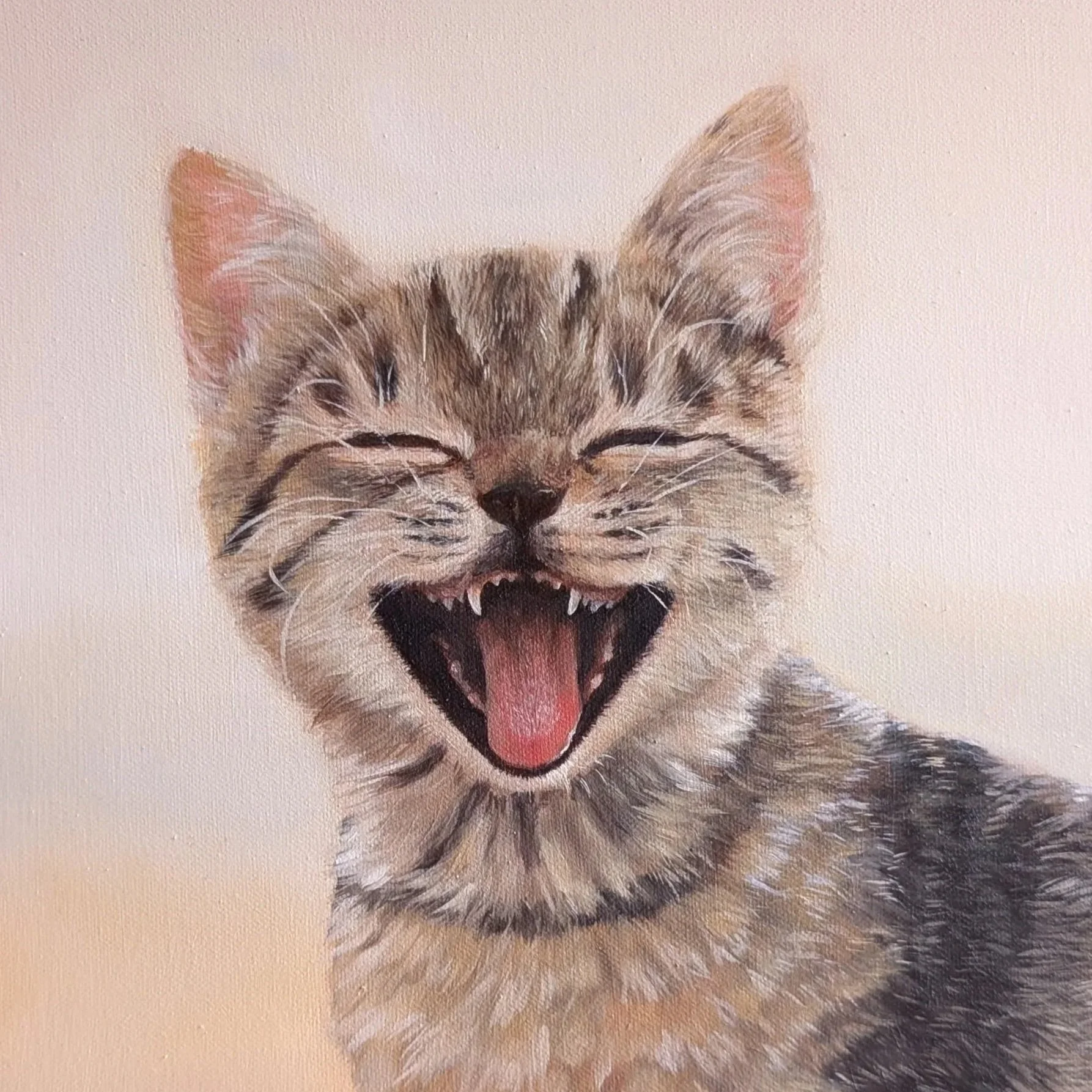 Detailreiches Ölgemälde einer jungen getigerten Katze, die gerade frech miaut. Ihr Mäulchen ist weit geöffnet. Einzelne Haare und die Fellstruktur sind naturgetreu dargestellt.