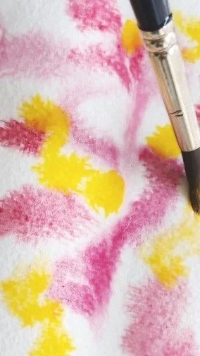 Aquarell-Porträt einer sitzenden, mehrfarbigen Katze mit orangefarbenen Augen – Beispiel für Tierporträt im Aquarellkurs.