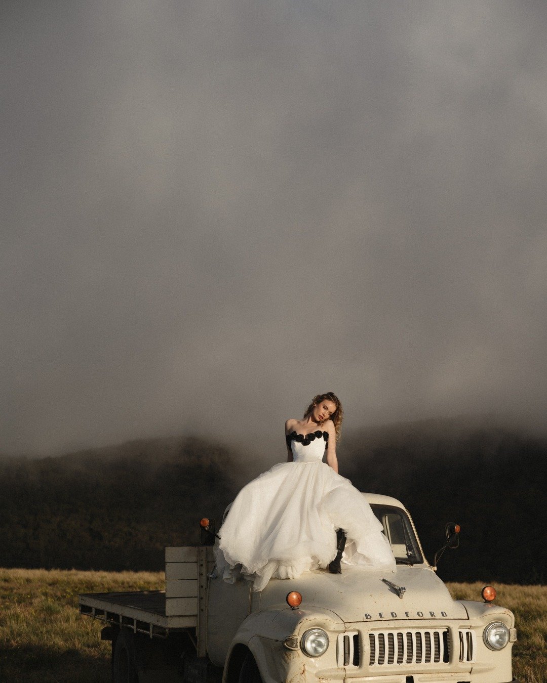 High above the Shoalhaven, where the air feels infinite.

The Air Between Us came to life, celebrating love&rsquo;s quiet strength and the beauty of the Australian landscape.

Creative @moirahughescouture 
Photography @brookeartestudio 
Videography @