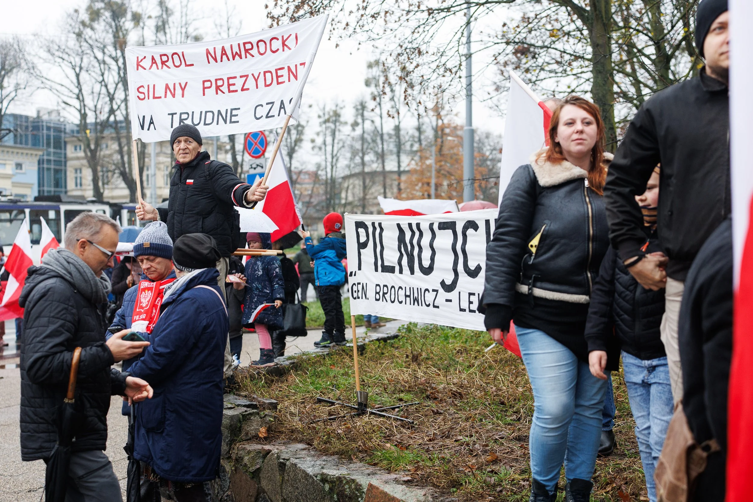 Jeden z banerów na Marszu Niepodległości "Karol Nawrocki, silny prezydent na trudne czasy", Szczecin, Polska, 11 listopada 2025.
