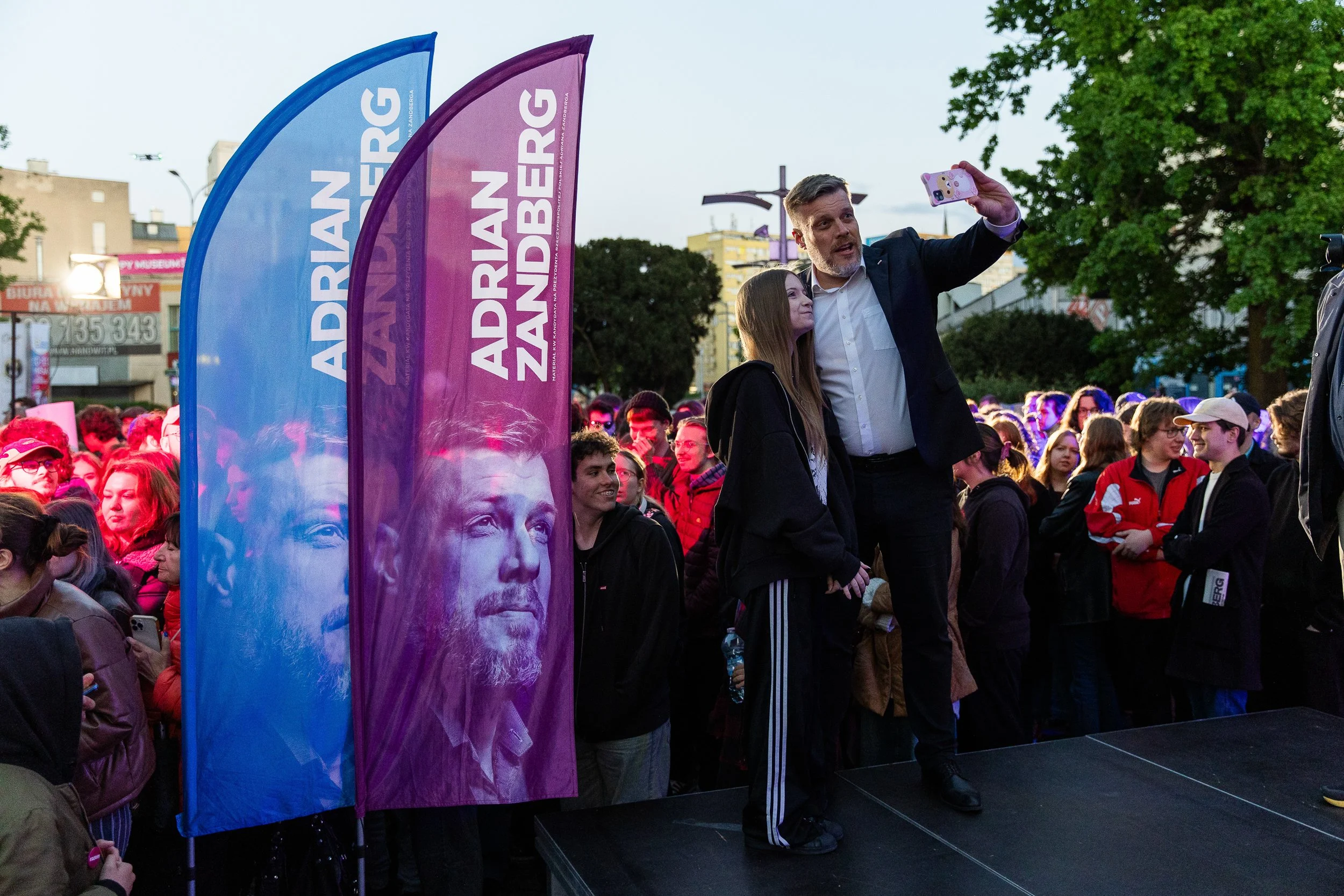 Wiec kandydatka na prezydenta RP Adriana Zandberga, podczas którego spotkał się on z wyborcami, a na koniec robił wspólne zdjęcia, Plac Lotników, Szczecin, Polska, 4 maja 2025.