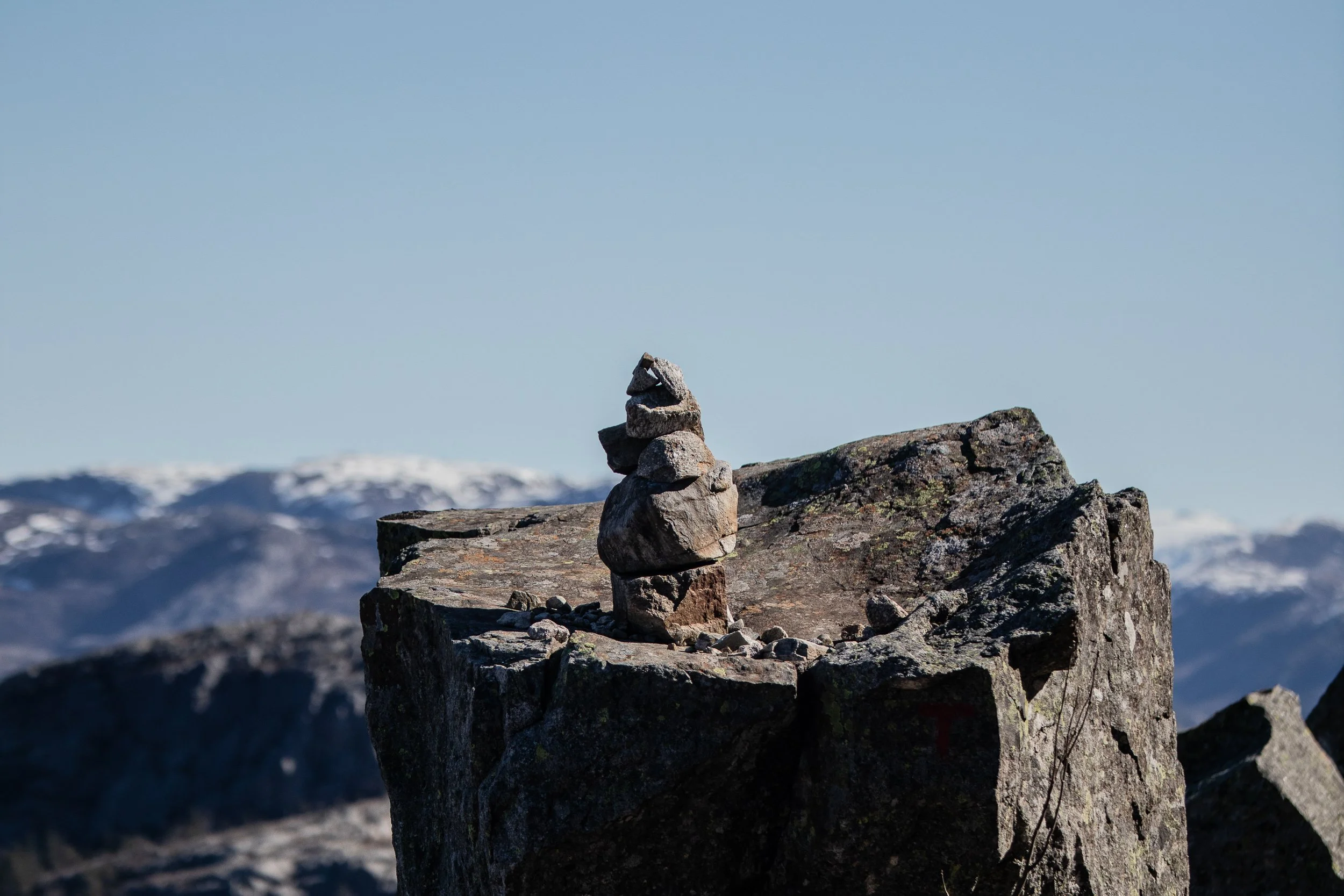 Wieże z kamieni, układane przez osoby, które doszły na koniec szlaku Preikestolen (Pulpic Rock), 22 kwietnia 2023.