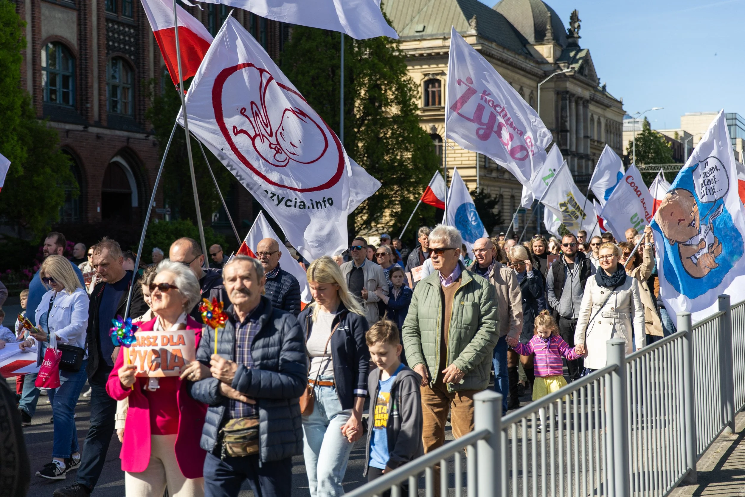 flagi-i-transparenty-podczas-marszu-dla-zycia.jpg