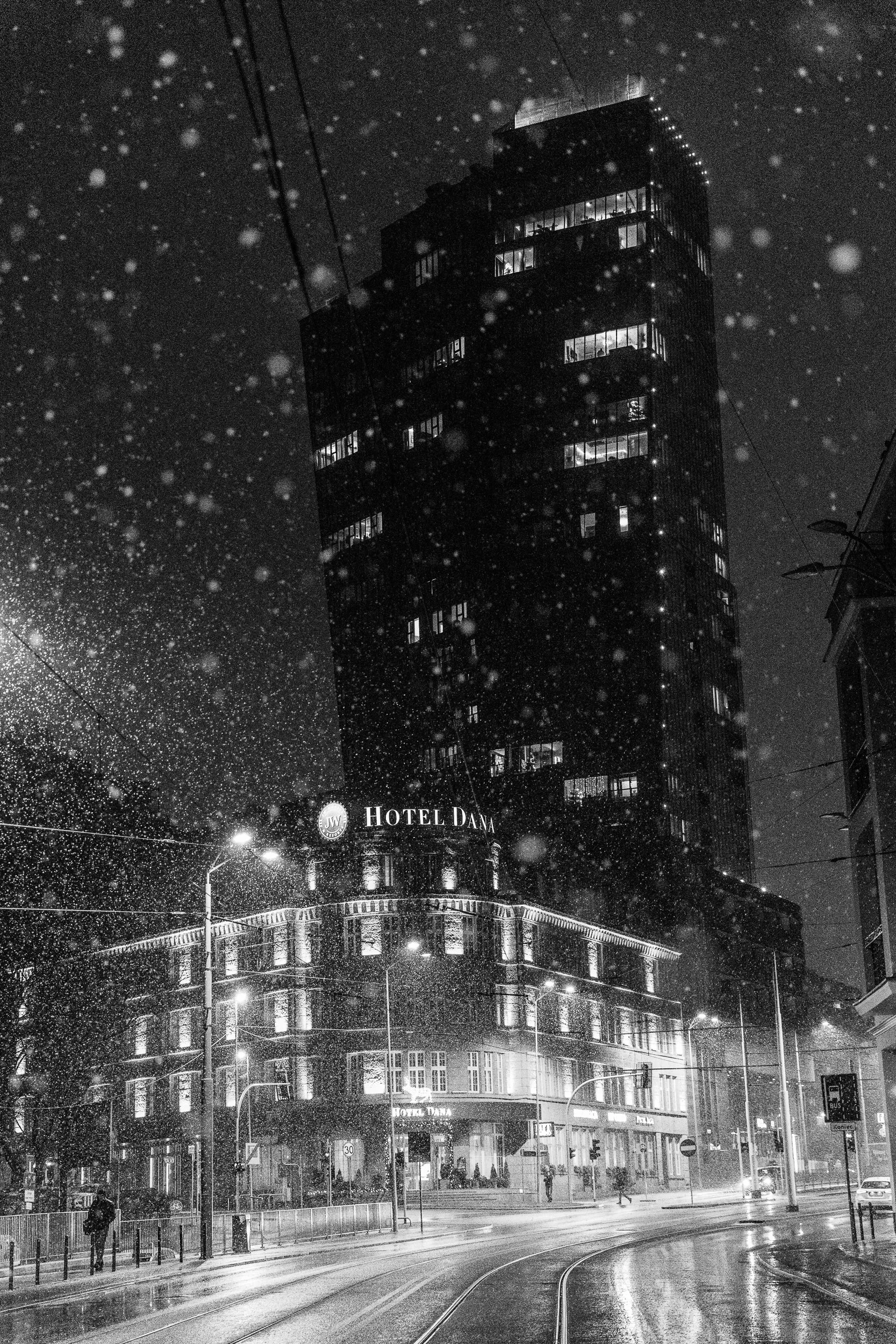 Hotel Dana i Hanza Tower podczas intensywnego opadu śniegu, Szczecin, Polska, 14 grudnia 2024.