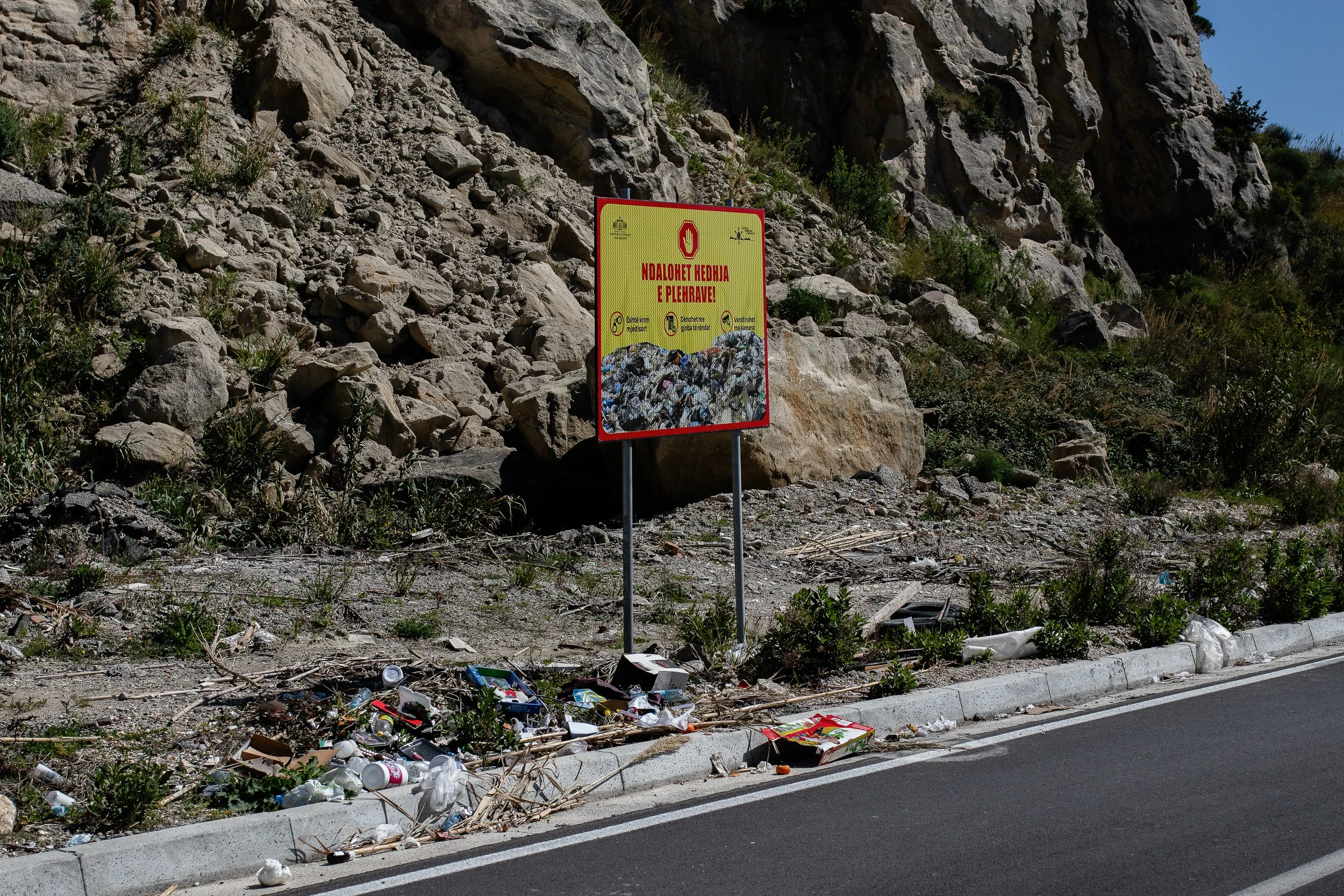A sign reading Ndalohet hedhja e plehrave! (It is forbidden to throw away garbage!), Albania, March 30, 2024