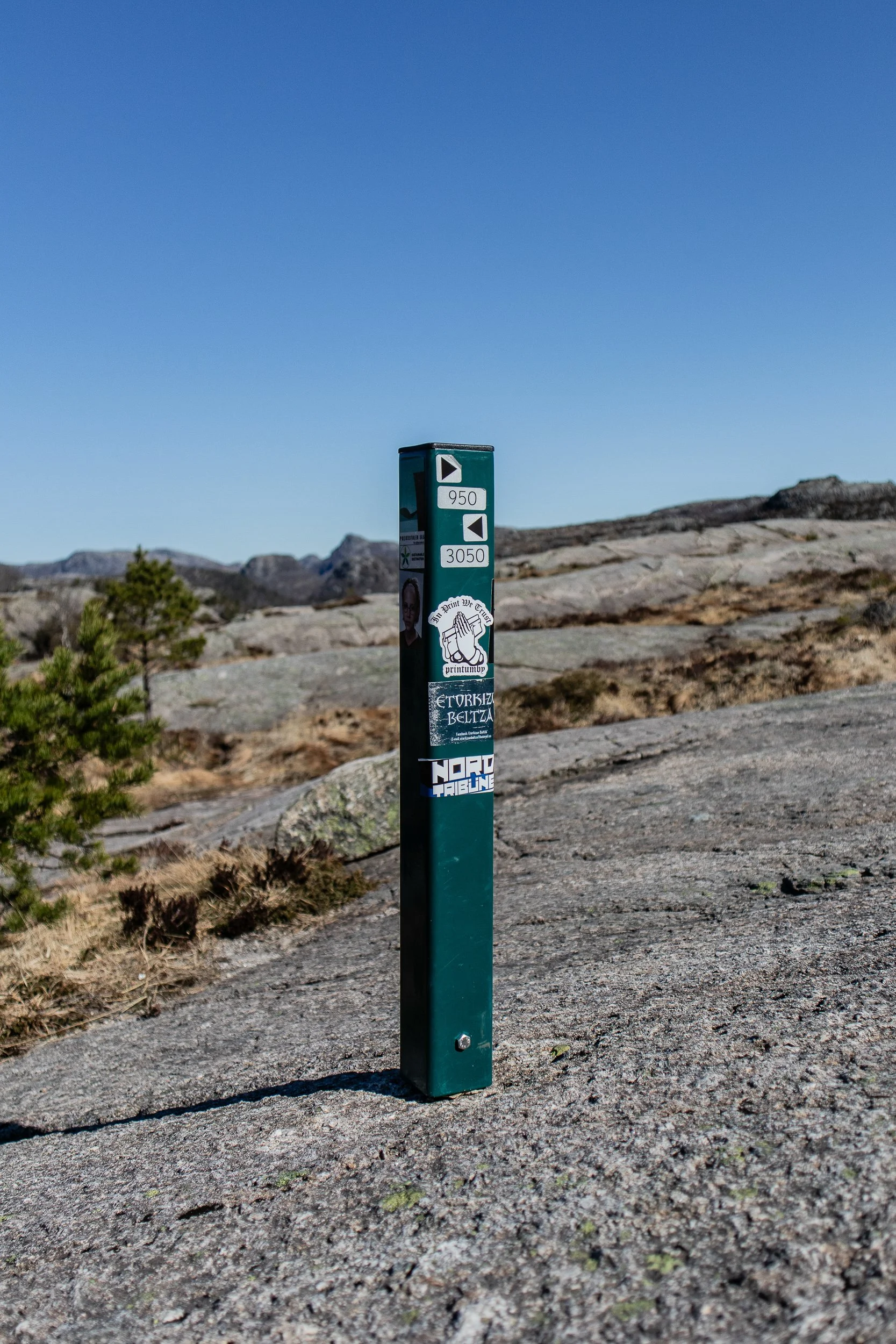 Słupek informujący o odległości do początku oraz końca szlaku na Preikestolen, 22 kwietnia 2023.