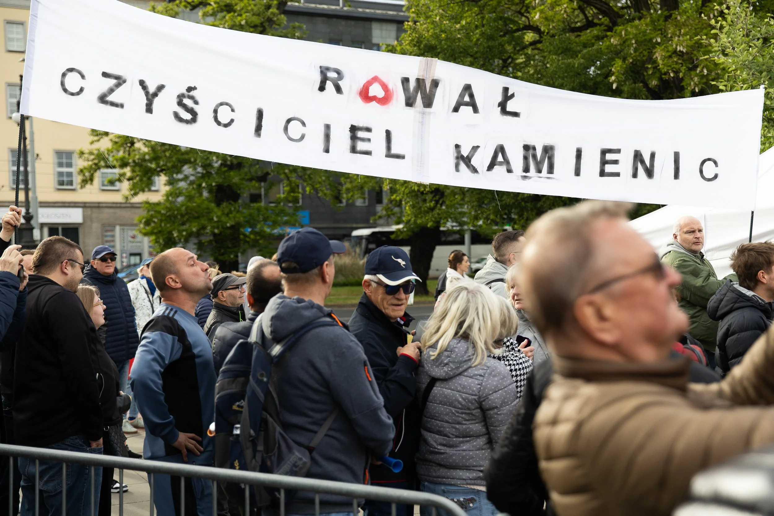 Jeden z banerów podczas wiecu Rafała Trzaskowskiego (aktualnego prezydenta Warszawy oraz kandydata na prezydenta RP), Plac Solidarności, Szczecin, Polska, 15 maja 2025.