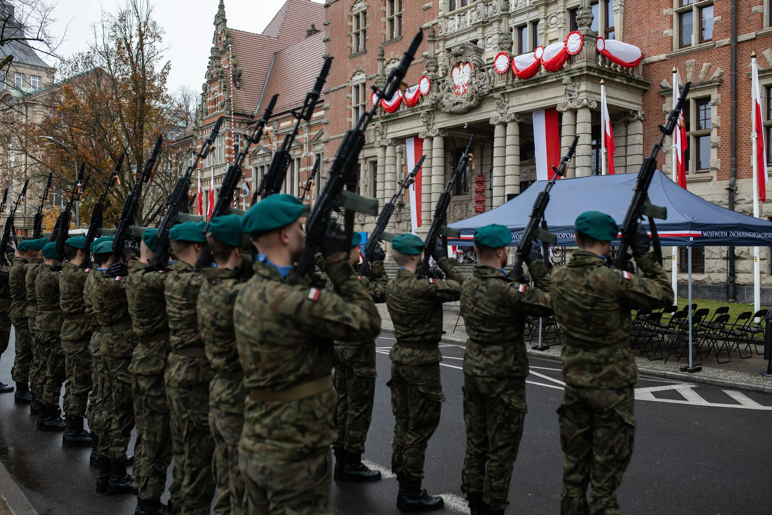 Polscy wojskowi podczas 106. Obchodów Narodowego Święta Niepodległości, Wały Chrobrego, Szczecin, Polska, 11 listopada 2024.