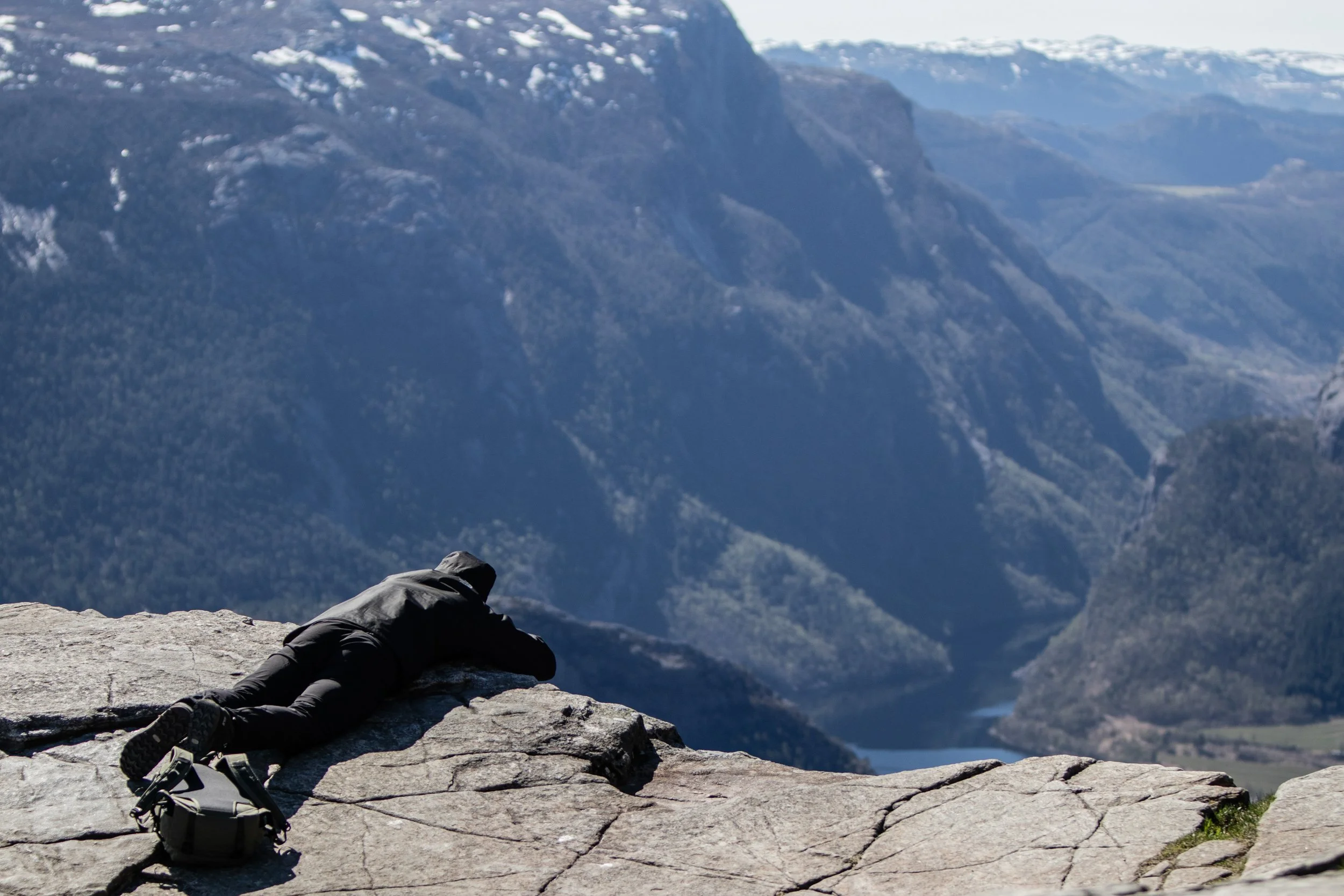 Jedna z osób, która spogląda w dół ze szczytu klifu Preikestolen, 22 kwietnia 2023.