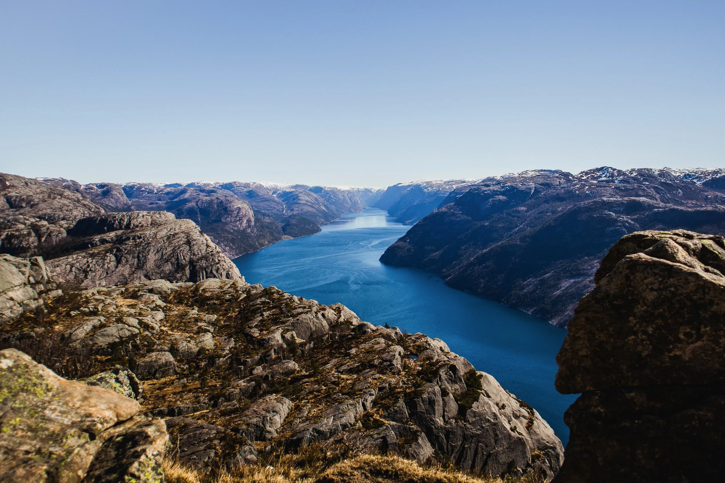 Panorama widoczna podczas podążania szlakiem na Preikestolen, 22 kwietnia 2023.