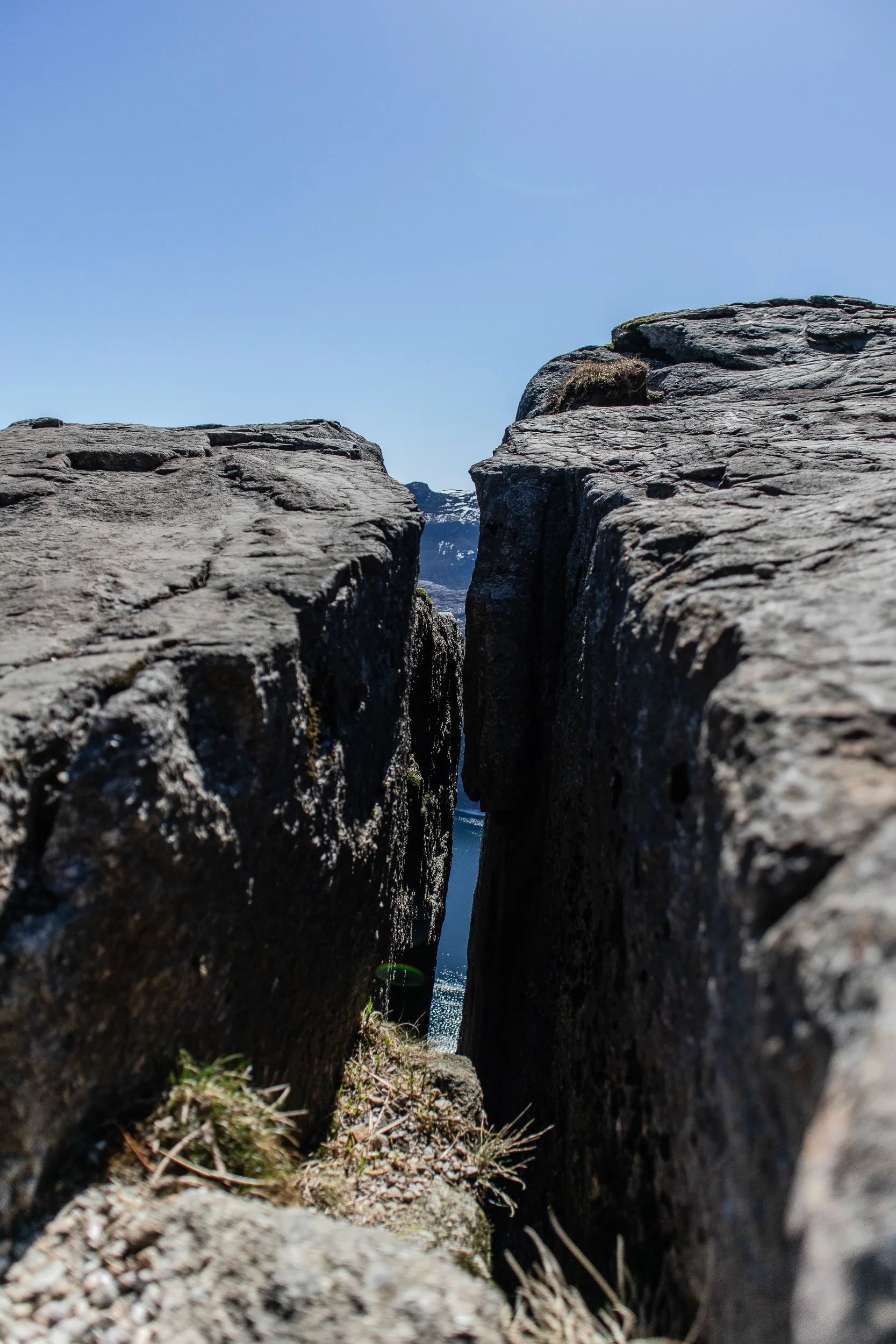 Szczelina widoczna podczas wchodzenia na klif Preikestolen, 22 kwetnia 2023.