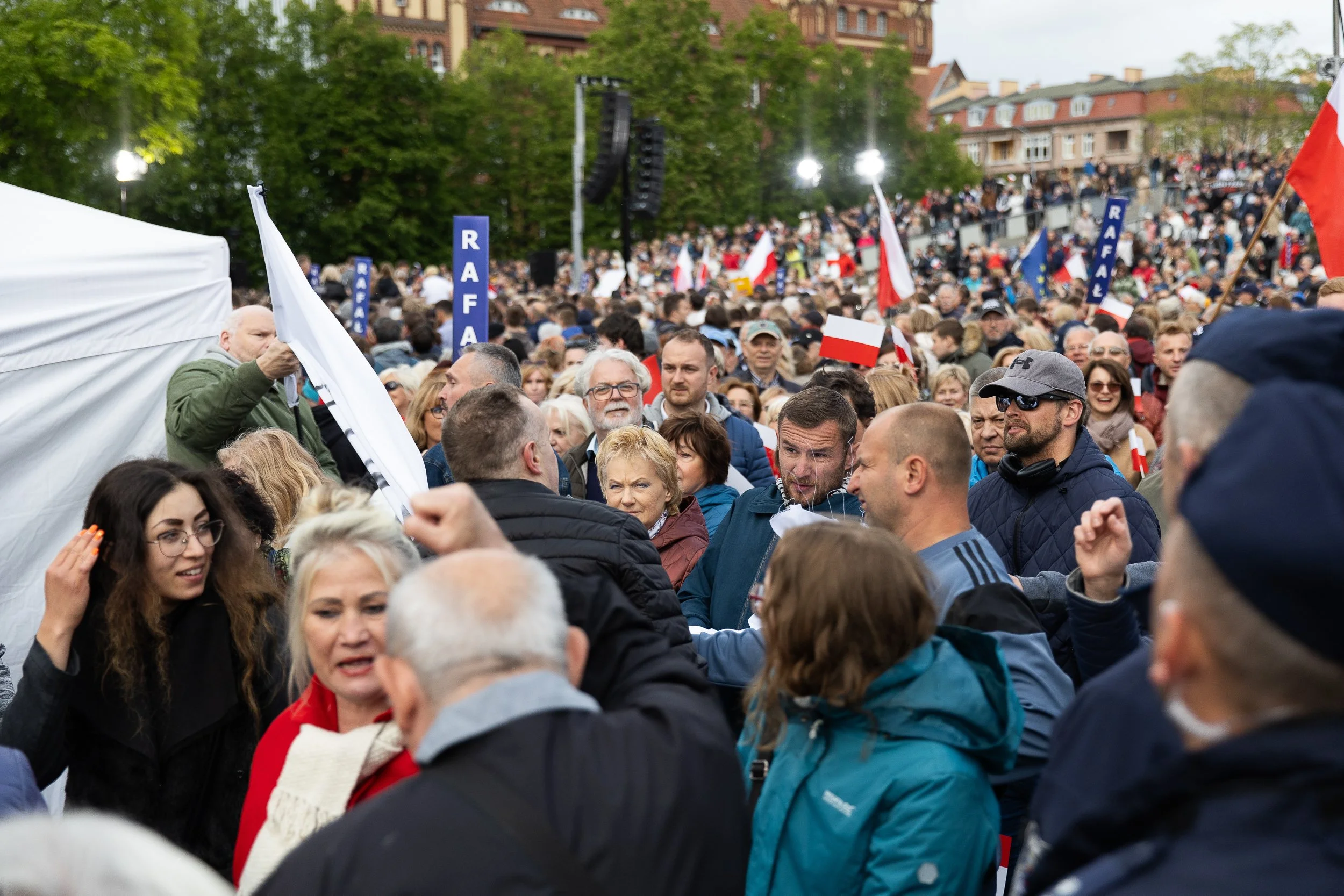 Szarpanina podczas wiecu kandydata na prezydenta RP Rafała Trzaskowskiego, Plac Solidarności, Szczecin, Polska, 15 maja 2025.