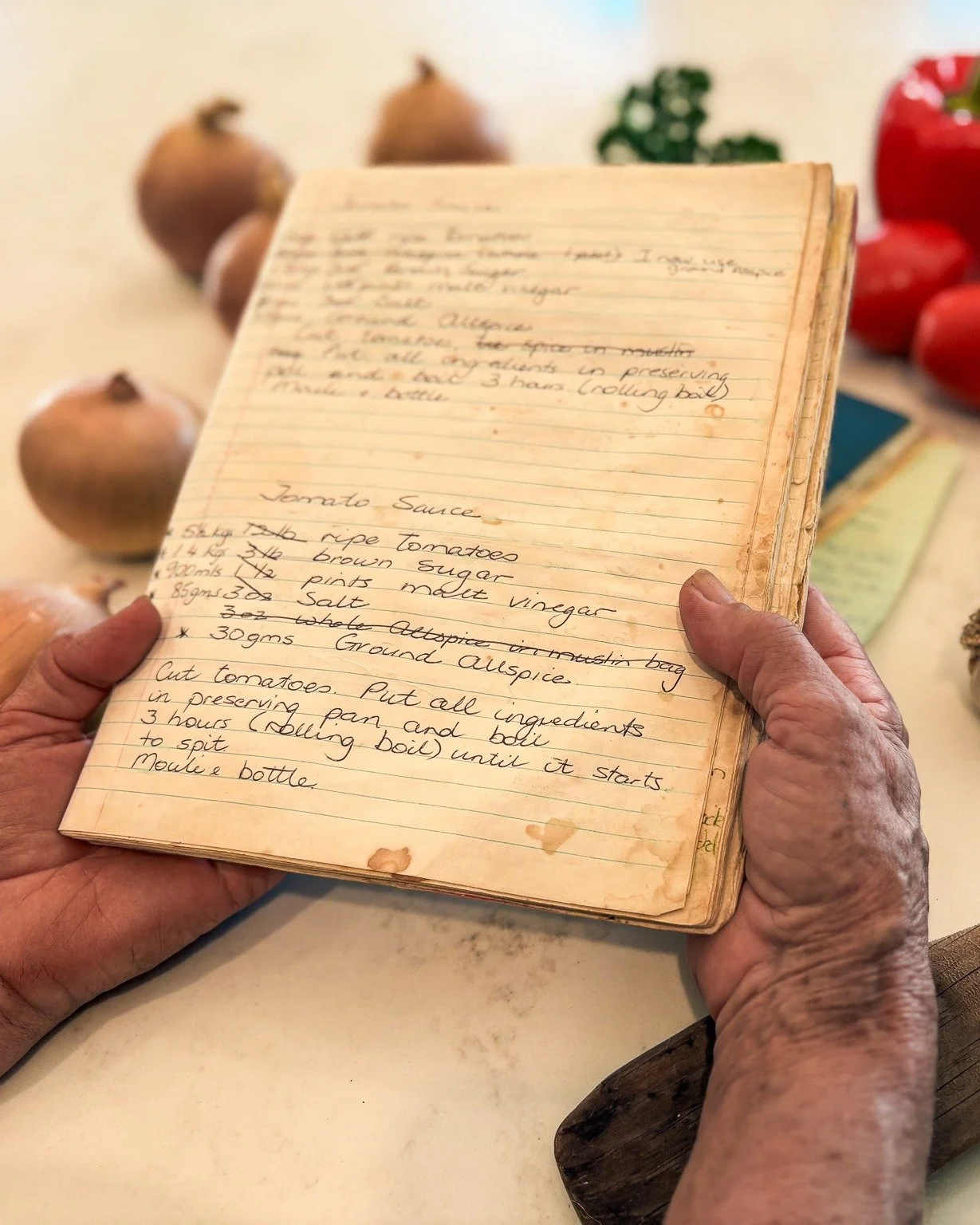 Cheryl Conning's &ndash;  Traditional Tomato Sauce Recipe

Ingredients
5.5 kg ripe tomatoes
1.4 kg brown sugar
900 ml malt vinegar
85 g salt
30 g ground allspice

Method
1. Roughly chop the tomatoes.
2. Place the tomatoes and all remaining ingredient