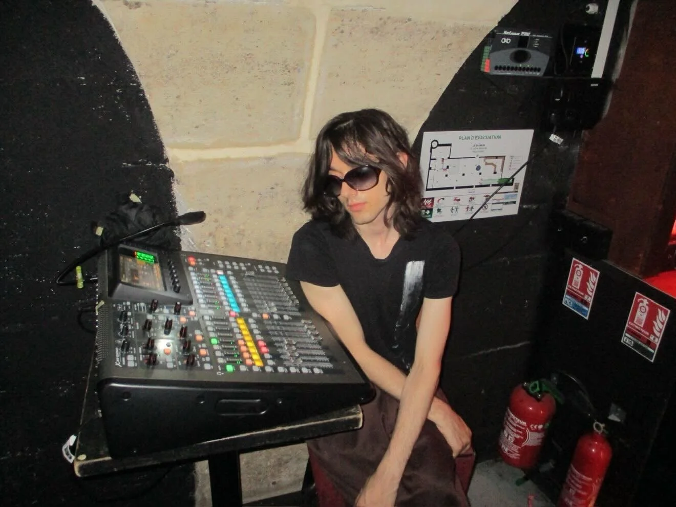 throwback to when I was doing Sound Engineering during @society.de.nobodies After Party in Paris 

thank you @illluxy for the Picture