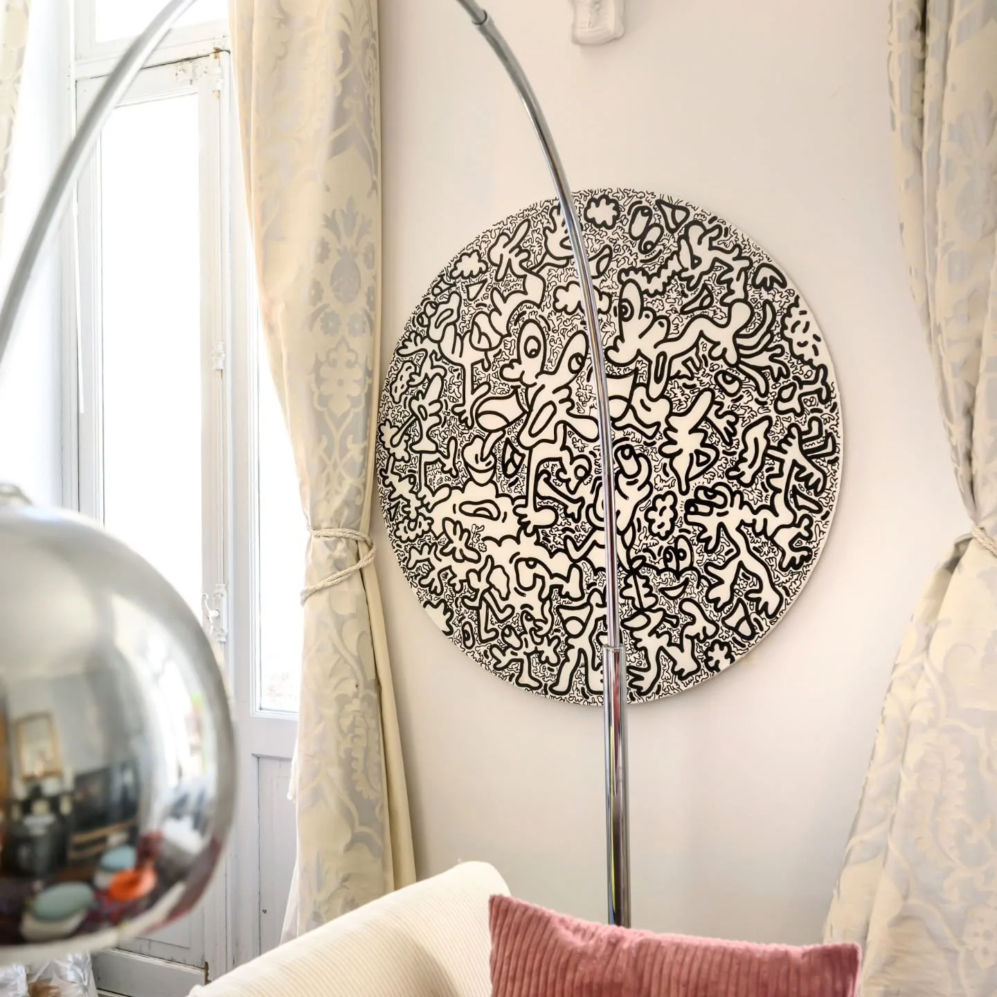 Alle schilderijen en beelden in ons huis zijn nog te koop. Mijn originele werken. Acryl op doek. #kooplokaal #kooplevendekunstenaar Foto Geert Vandevelde nieuwsblad
