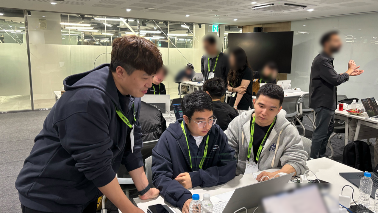 디캠프 마포 회의실에서 노트북으로 작업 중인 노타 팀 멤버들