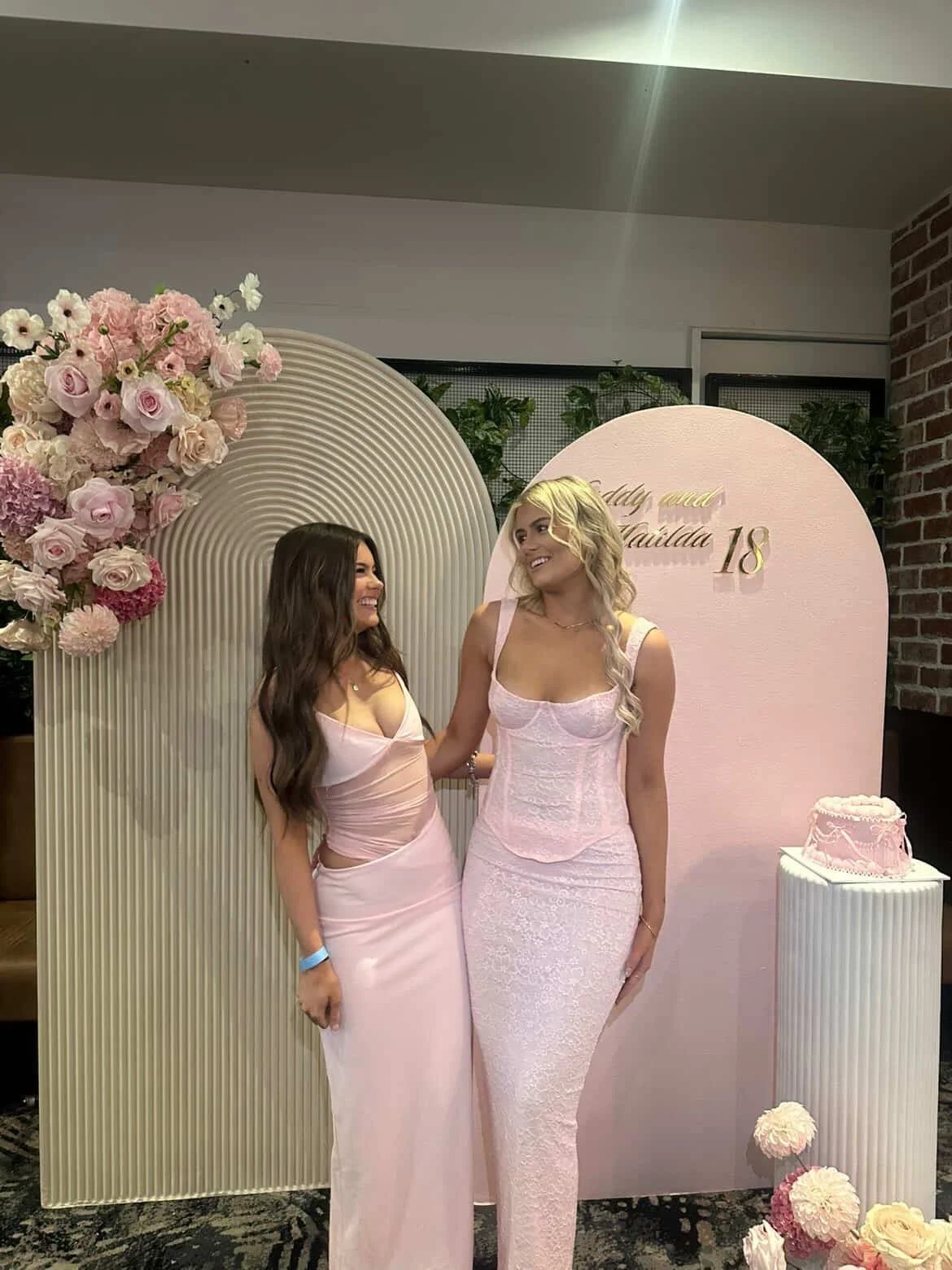 Maddy &amp; Matilda's 18th 
A blend of pinks for these gorgeous girls for their 18th.

Our nude ripple, Pink arch and soft silk  florals. 

Sweetheart cake by @sprinklesandlovecakes 

HB x
