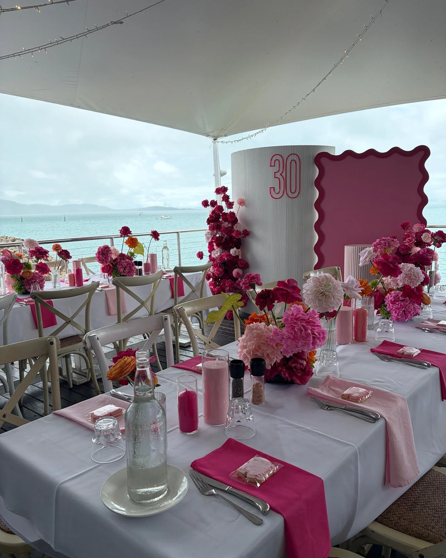 Britt&rsquo;s 30th 🌺

A table of pinks to celebrate Britt turning 30 by the water.

Our ripple backdrop, statement florals and layered pink tablescape.