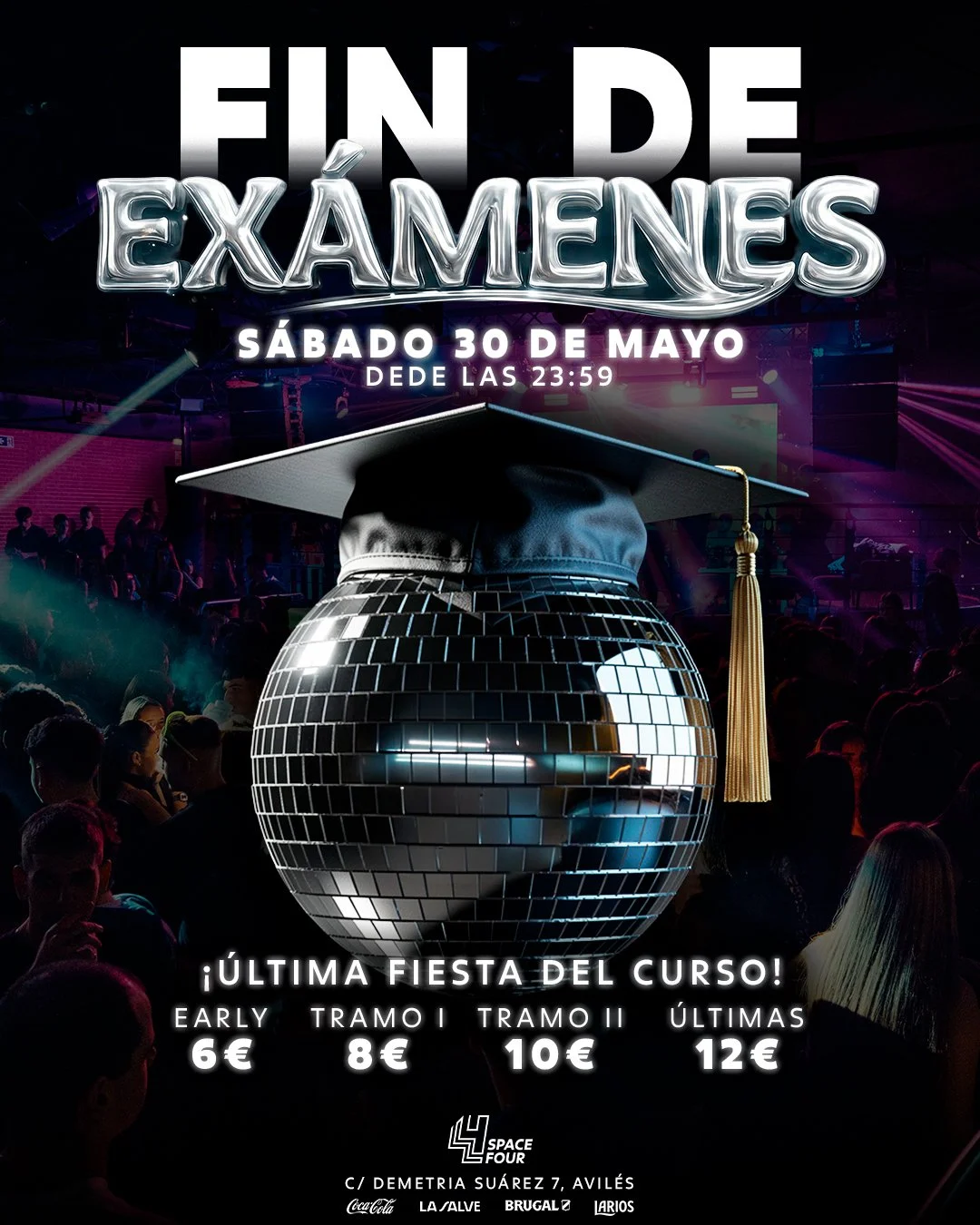 Cartel de fin de curso para una fiesta, con un tema de discoteca. Incluye una bola de discoteca con birrete de graduación y entrada a diferentes precios según la hora. Fecha y hora del evento: sábado 30 de mayo desde las 23:59. Lugar: C/ Demetria Suá