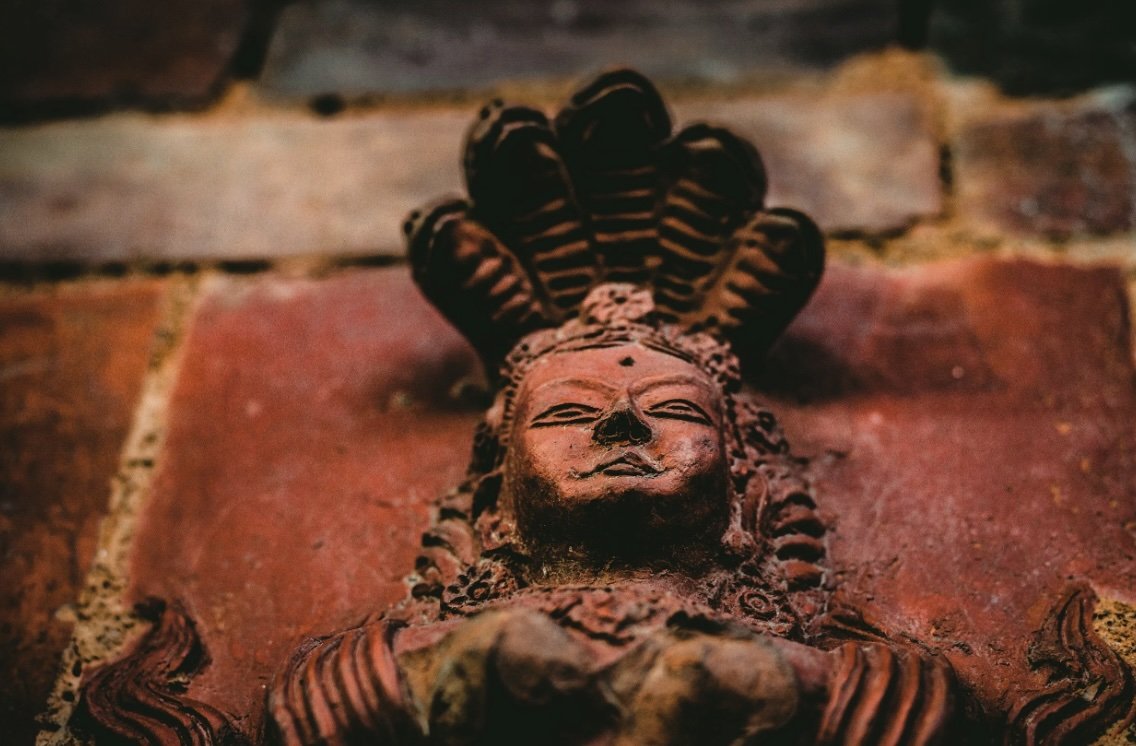 Hvad er yogaens 8 regler? En guide til de otte trin i yoga