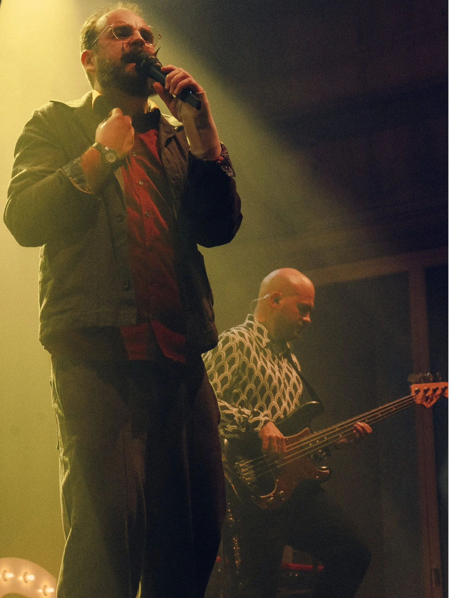Sänger Michael Gabler von Disco Supreme live auf der Bühne im gelben Scheinwerferlicht, neben ihm Bassist Sebastian Braun.