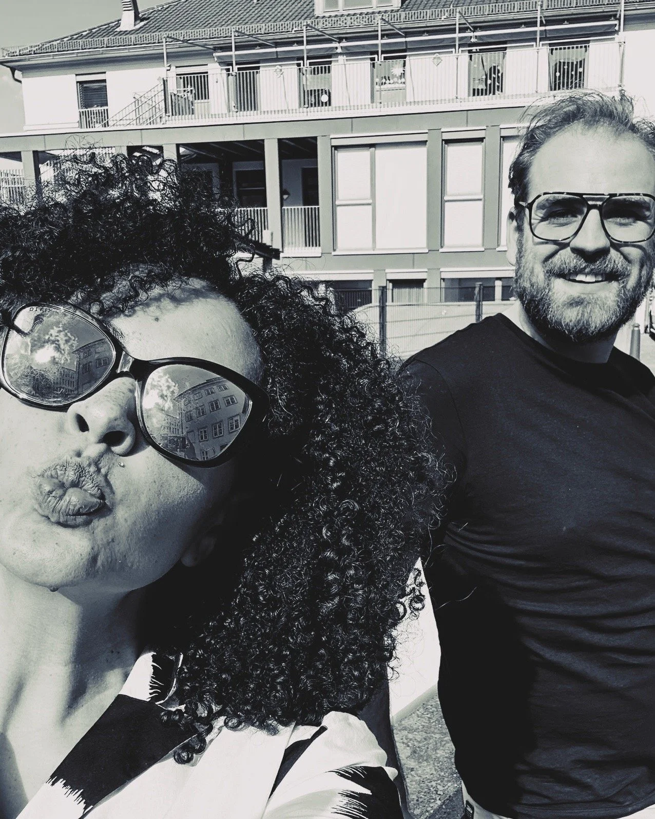 Mishell Ivon und Michael Gabler machen nach dem Soundcheck ein Selfie
