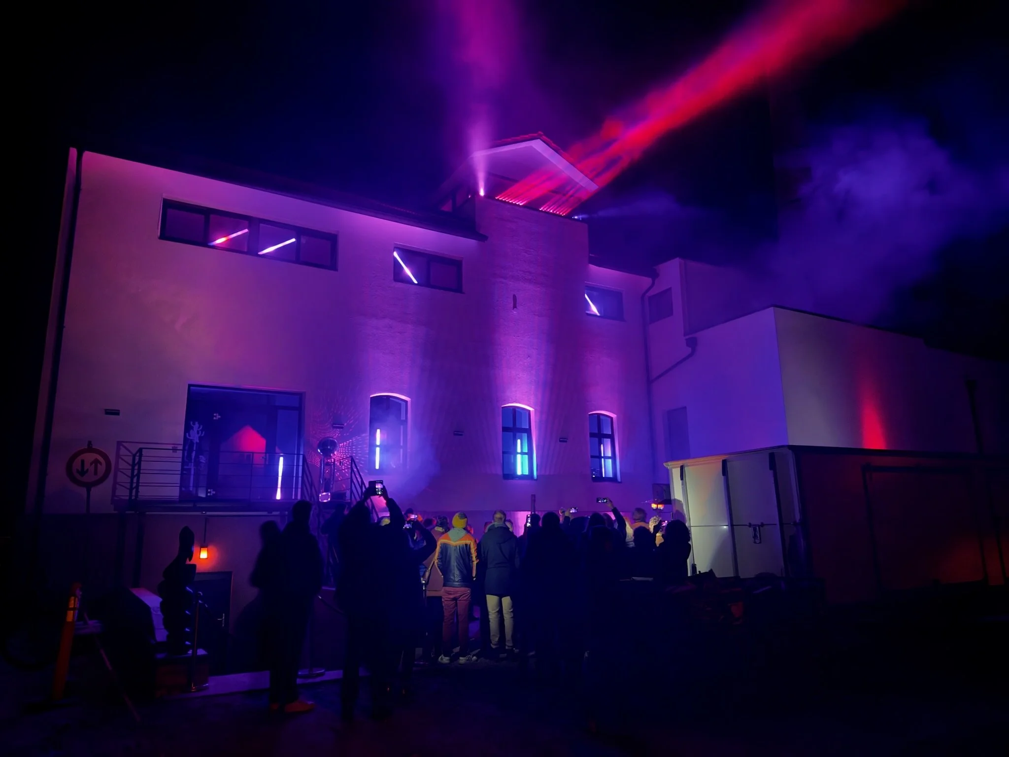 Hochzeitslocation Brennerei Pentenried mit eindrucksvoller Aussenbeleuchtung