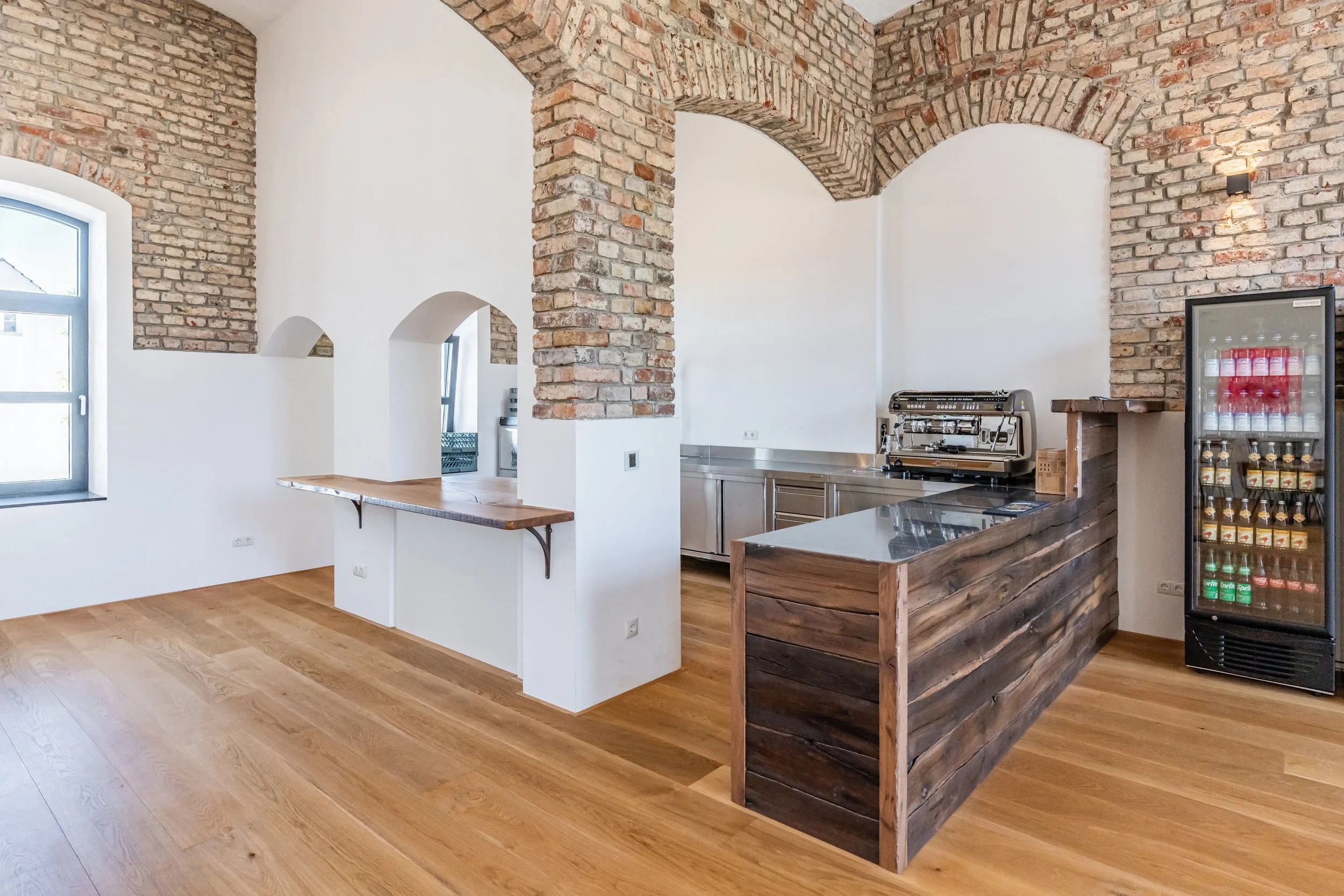 Moderne Cateringkueche und Barbereich in der Brennerei Pentenried Naehe Muenchen Starnberg