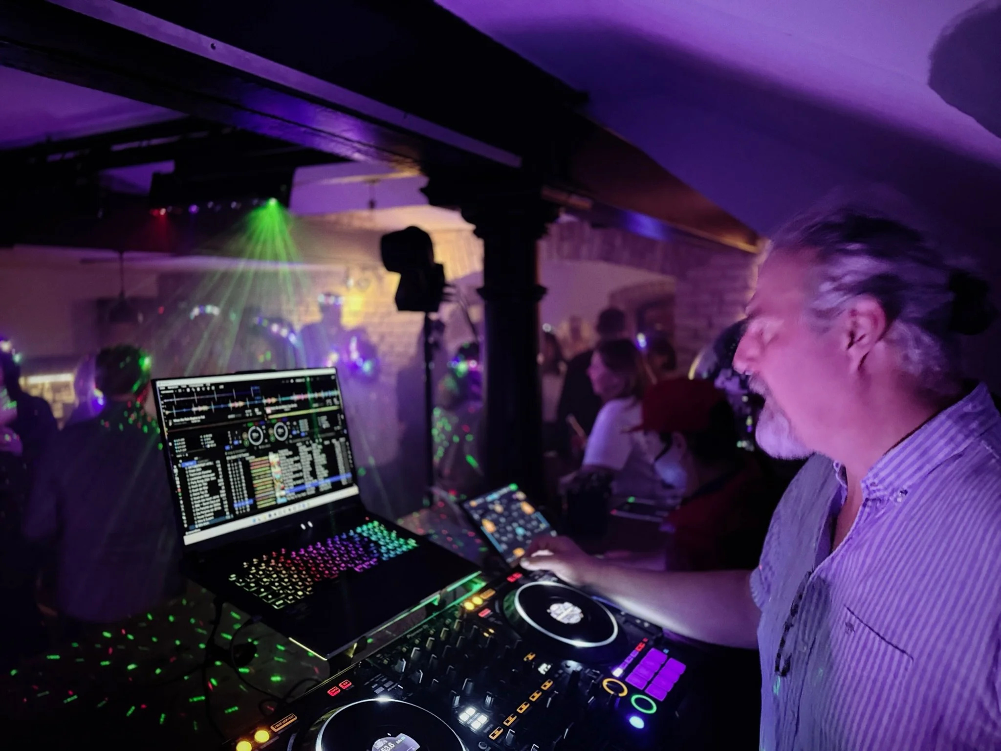 DJ the Rock an den Turntables