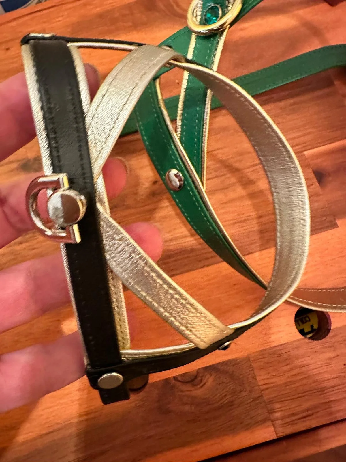 Fermapelle con cinturini colorati verde, oro e nero