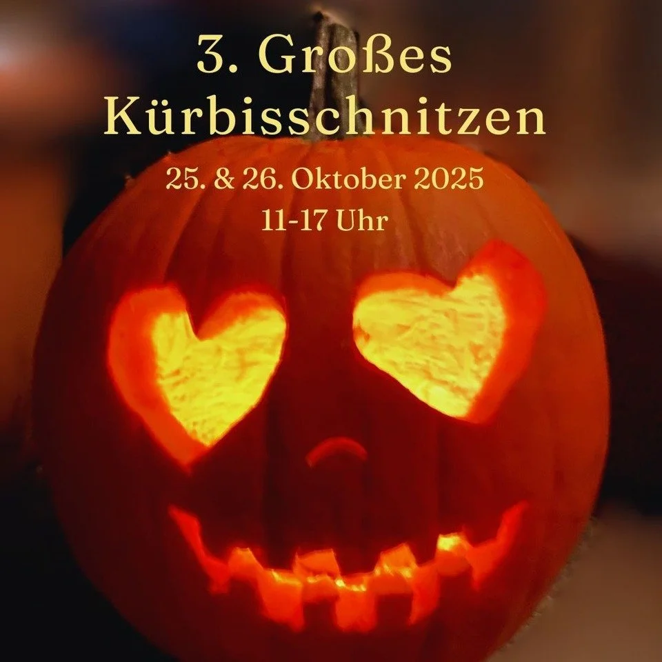 🎃 Es ist wieder soweit &ndash; das 3. Gro&szlig;e K&uuml;rbisschnitzen auf Gut Marihn steht vor der T&uuml;r!

Am 26. + 27. Oktober 2025 wird geschnitzt, gelacht und gefeiert. Ob gro&szlig;e oder kleine K&uuml;nstler &ndash; jeder findet bei uns den