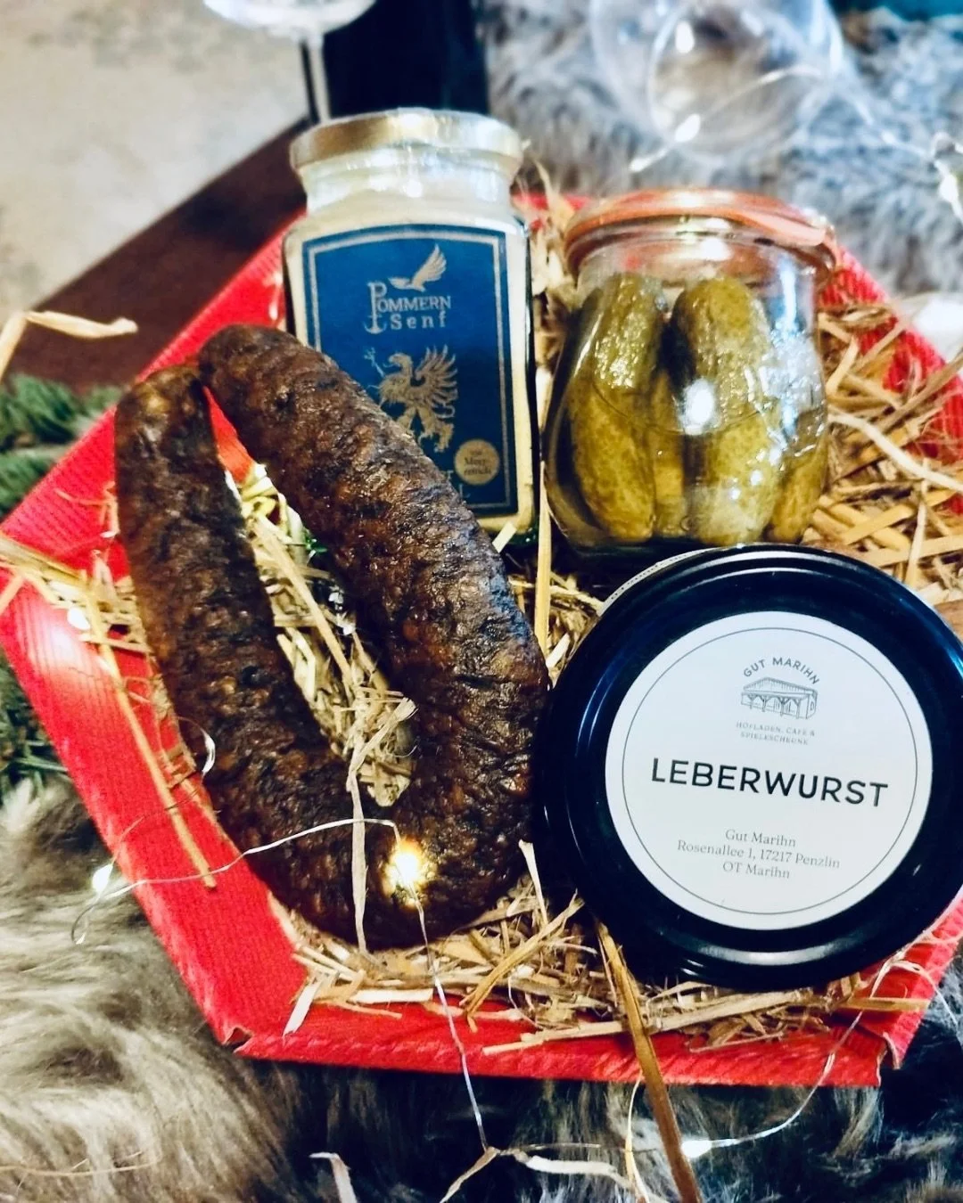 🎁 Fr&uuml;h dran f&uuml;r entspannte Weihnachten! 🎁

Herbstferien vorbei, schon denkt man wieder an Weihnachten! 😄 
Unsere neuen Pr&auml;sentk&ouml;rbe sind da - liebevoll zusammengestellt mit dem Besten aus unserem Hofladen:

🧡 &quot;Herzhafte H