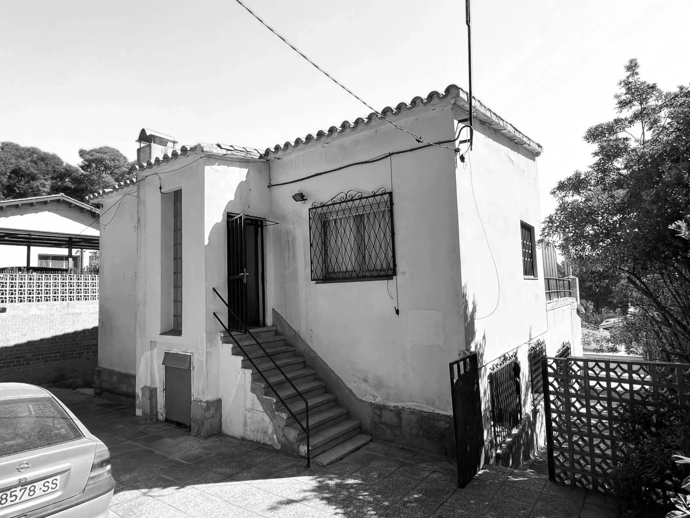 Construcción y reforma de casas de playa modernas frente al mar. Diseño exclusivo, acabados de lujo y espacios funcionales para disfrutar del entorno costero.