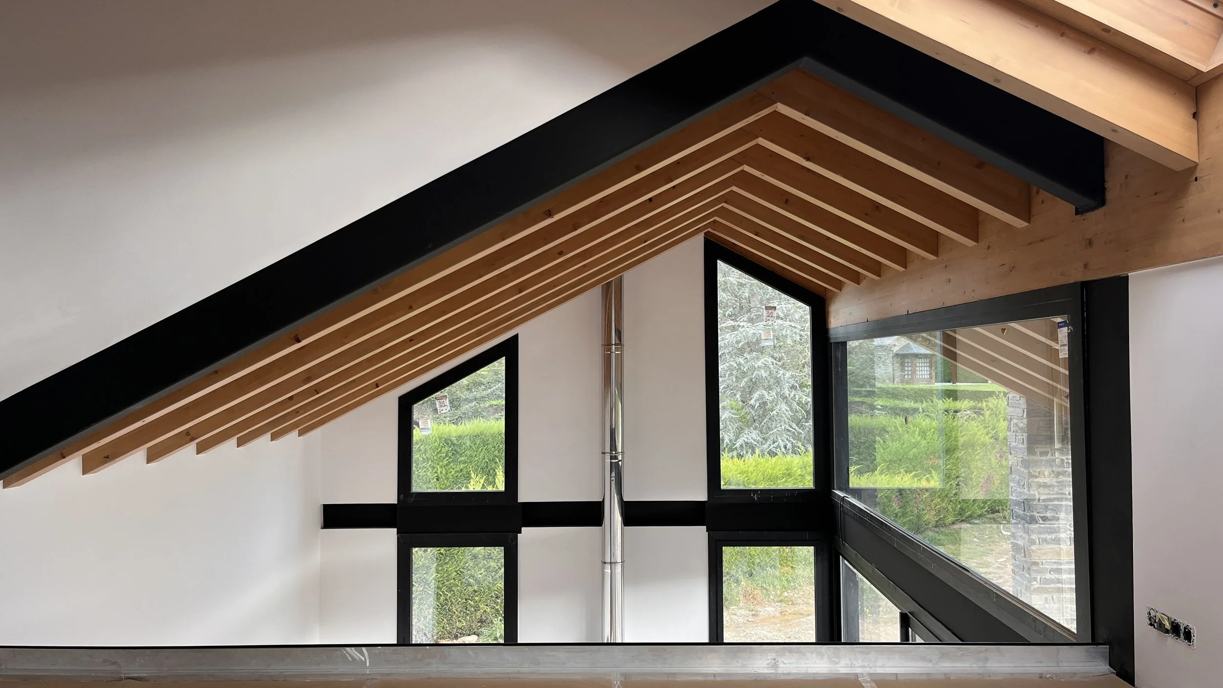 Estudio de arquitectura especializado en construcción y diseño arquitectónico de lujo residencial en montaña y zonas rurales, creando proyectos exclusivos que integran funcionalidad y elegancia.