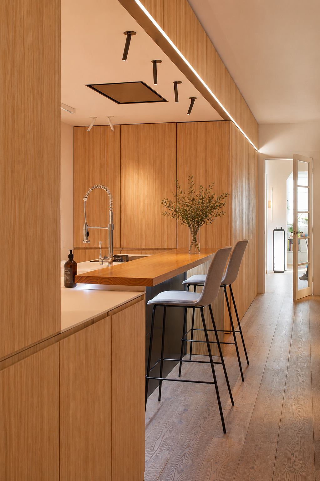 MADRAZO_Cocina moderna de madera con barra de desayuno minimalista y luz directa.png