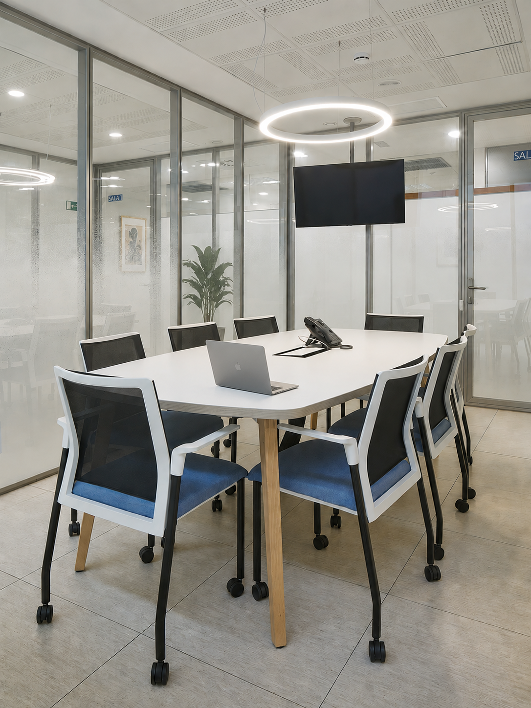 AIGUESMATARO_sala_reuniones_oficina_moderno.png