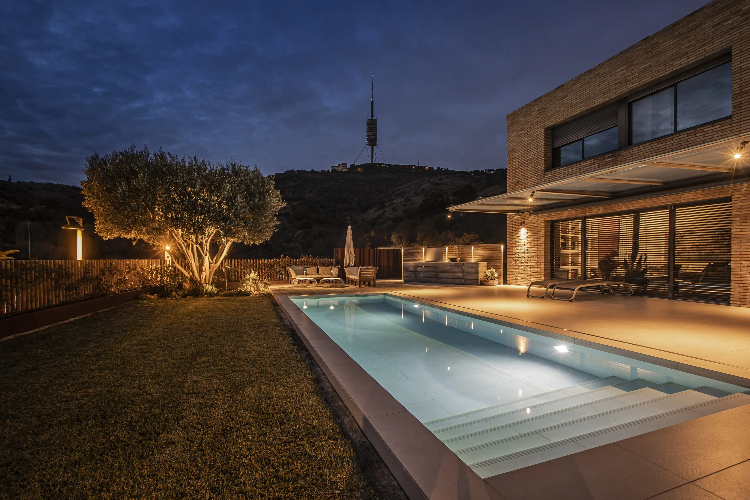 iluminación piscina y  vegetación.jpg