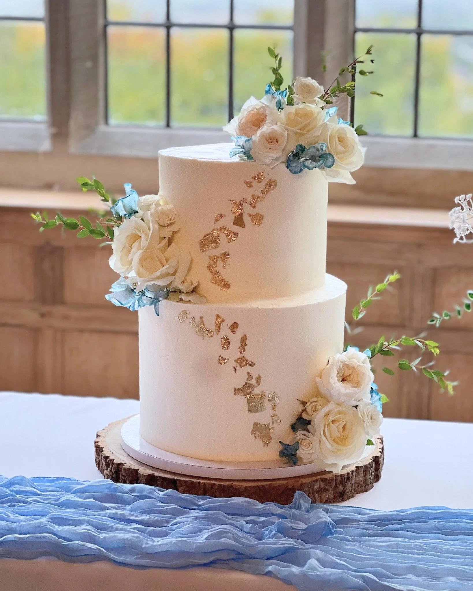 The combination of gold and white is always a great idea – especially when it comes to wedding cakes! β¨π
Gold details add elegance and luxury, while white keeps it delicate and classic. Perfect for couples dreaming of a fairytale cake that wow