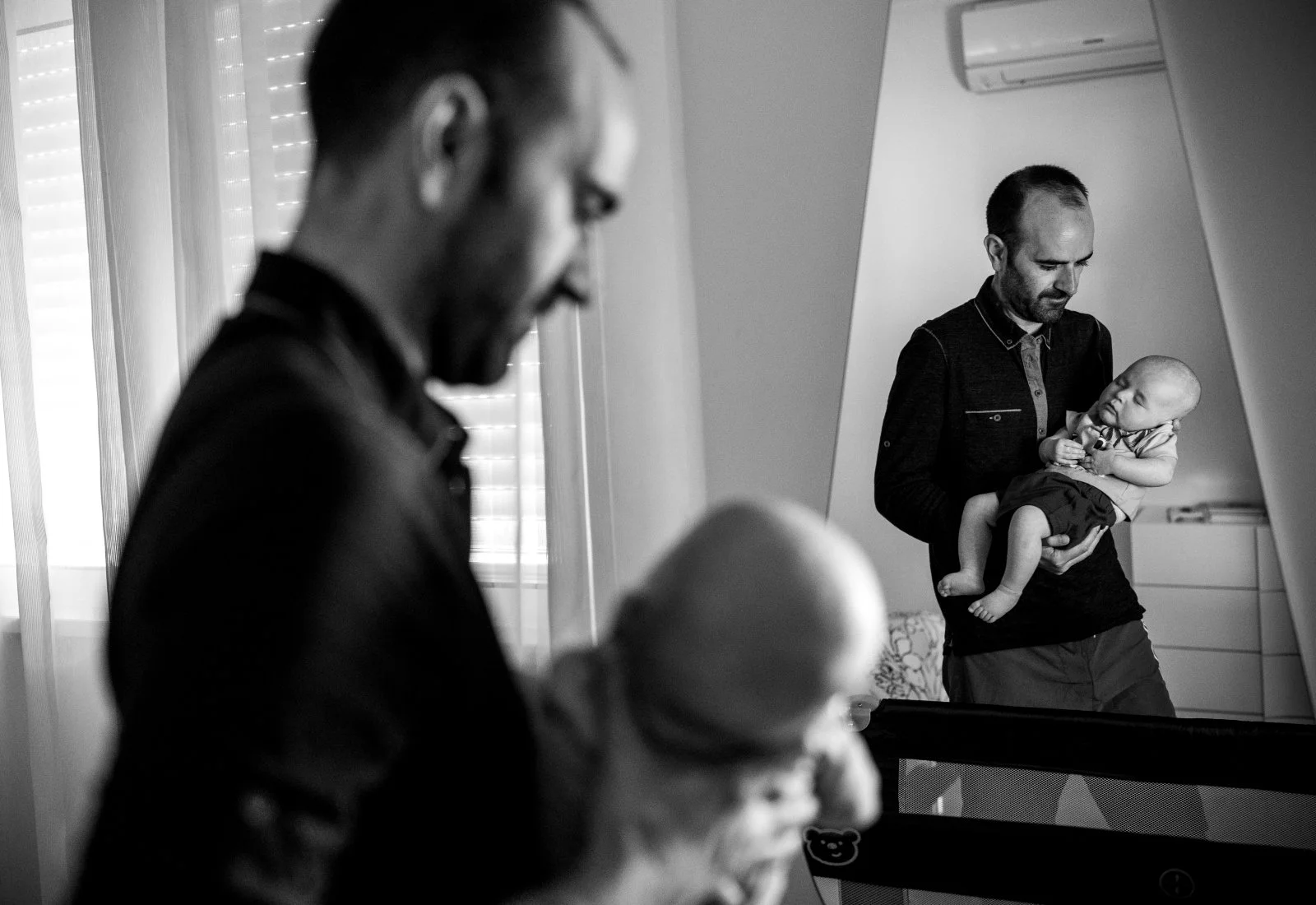 Dad puts baby to bed by Michelle Molnar photography