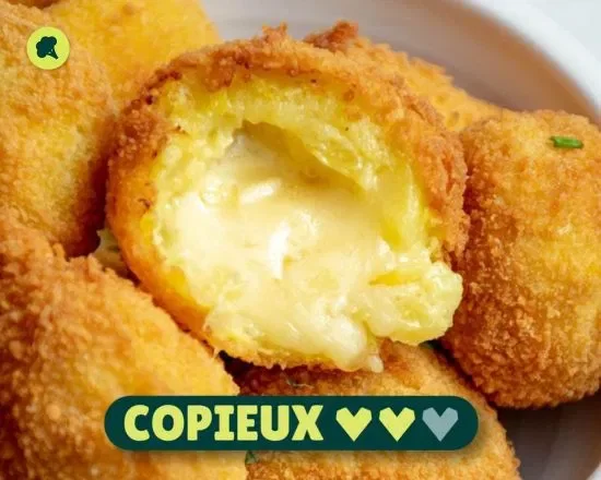 Croquettes croustillantes avec un intérieur fondant au fromage, présentation en gros plan.