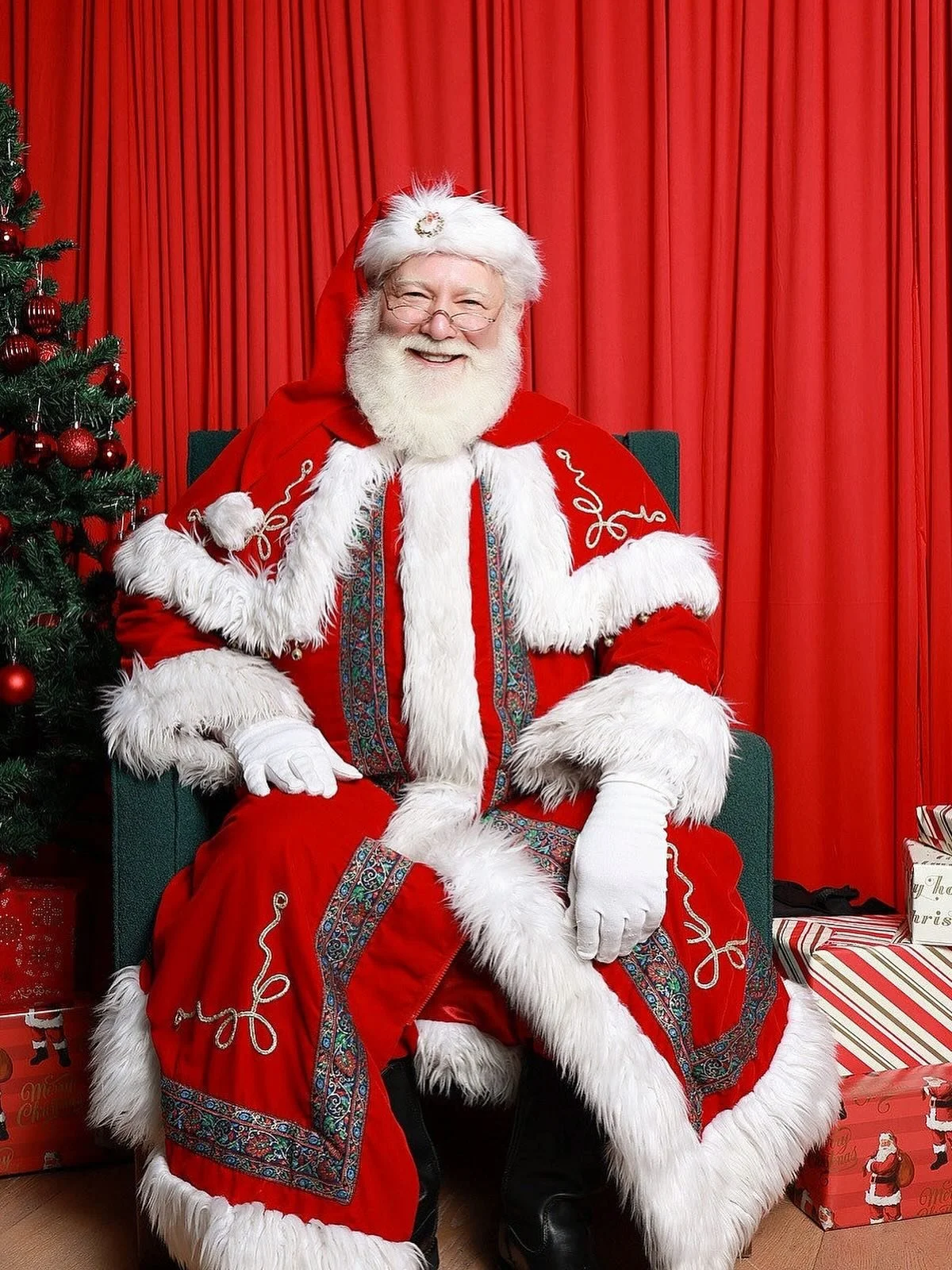 Super happy to celebrate Thanksgiving and Christmas with two of the top managing brokers in the Pacific Northwest @alicenguyen.realestate &amp; @davidphuynh !

Let us know if you are looking for a Photo Booth or a Santa for your event or both! 
#seat