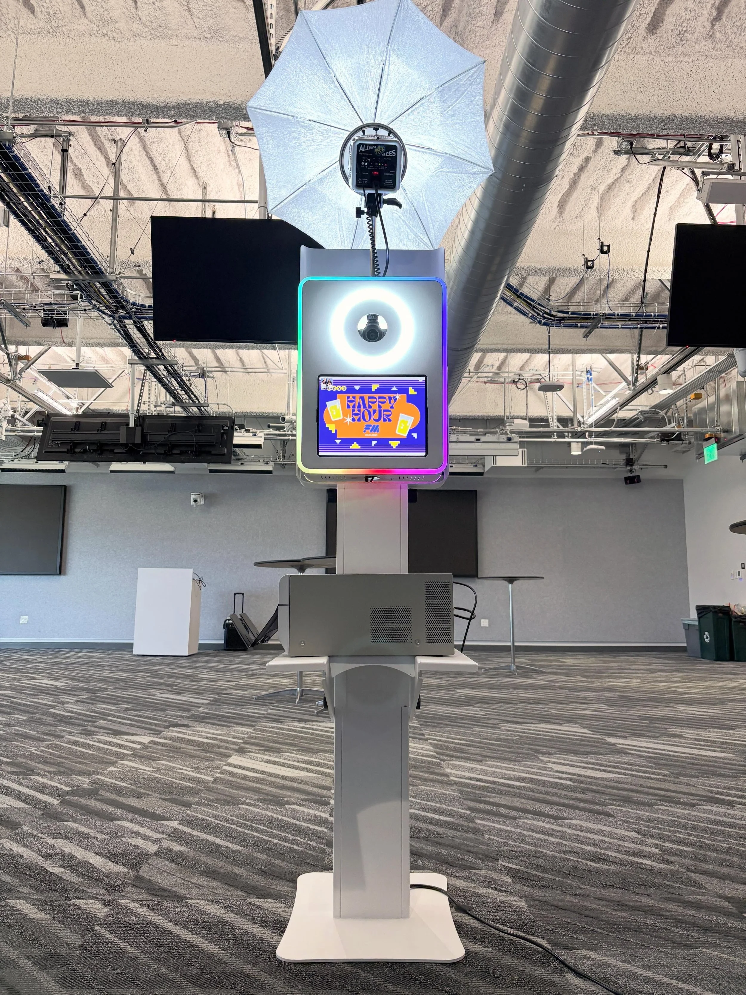 No long cables, no extra cords, no tripping hazards. That's us! 🤓
#weekendvibes #corporate #events #happyhour #photobooth