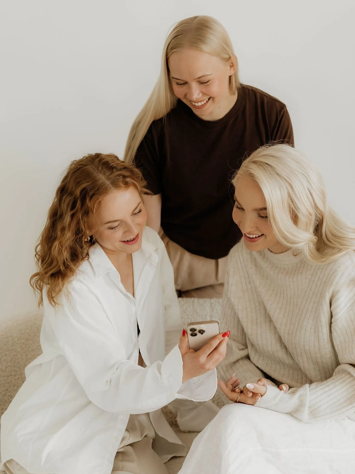 🎥 USEIN KYSYTTY&Auml; 🎥

💬 Kuinka nopeasti saamme videot?
Toimitamme raakavideot ja lyhyen koosteen 24 tunnin sis&auml;ll&auml; tapahtumasta &ndash; jotta p&auml;&auml;sette heti fiilistelem&auml;&auml;n hetki&auml;! 🫶🏼

📱 Kuvaatteko oikeasti v