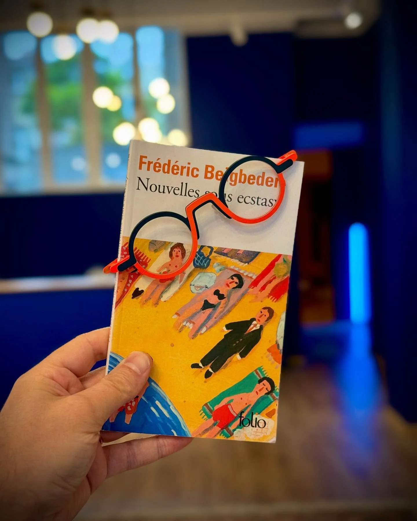 Couleurs en pleine conversation : 
Beigbeder sur papier, Th&eacute;o sur le nez.
Une m&ecirc;me &eacute;nergie, un m&ecirc;me grain de folie.
#theoeyewear #fredericbeigbeder #designlover #lunettesdecr&eacute;ateur #createursbelges #opticien #bruxelle