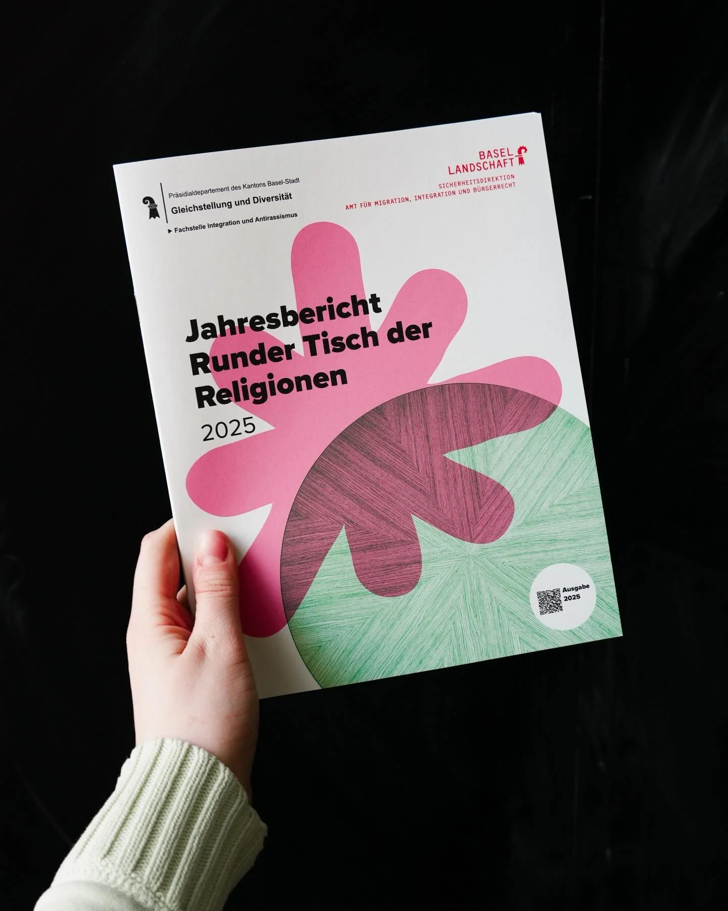 🖨️ Freshly out: Unser R&uuml;ckblick f&uuml;r den Runden Tisch der Religionen beider Basel, den wir f&uuml;r @gleichstellung_basel umsetzen durften.
Ein produktives Jahr - erz&auml;hlt in bunten Formen, starken Bildern und vielen gemeinsamen Momente