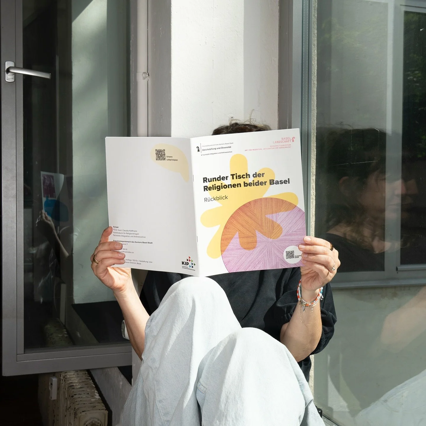 📖🖨️💥Druckfrische Lekt&uuml;re: Unser R&uuml;ckblick f&uuml;r den Runden Tisch der Religionen beider Basel, den wir f&uuml;r @gleichstellung_basel umsetzen durften. Auch hier entstand aus der Kombination eines Bildes und eines Shapes ein eigenst&au