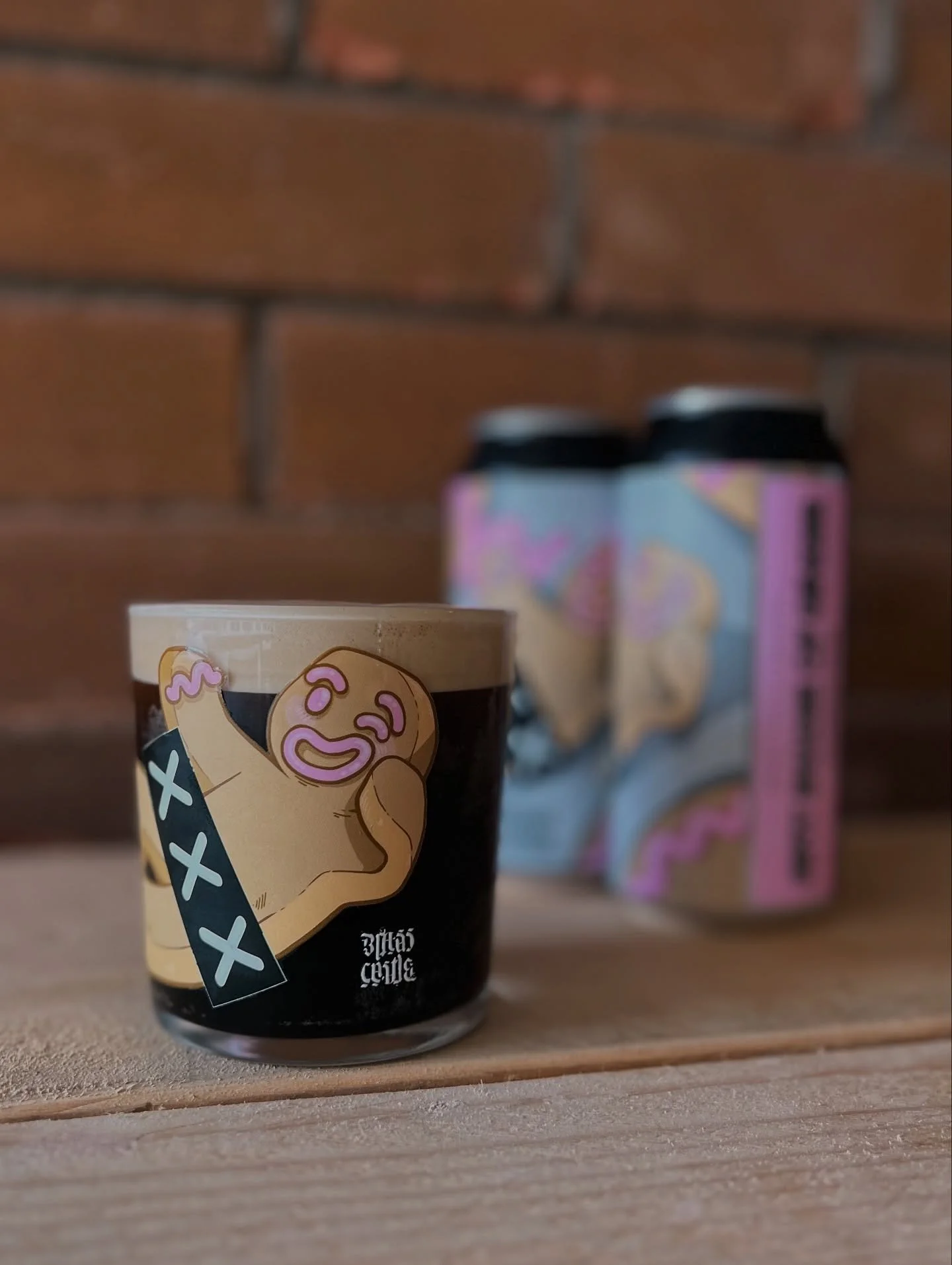 ✨50 SHADES OF GINGER 7% GINGERBREAD PORTER✨
Naughty but nice! A rich, full-bodied porter loaded with stem, root and crystal ginger for layers of spice, dark chocolate and sweet gingerbread bliss. Smooth, warming, and dangerously moreish - go on, giv