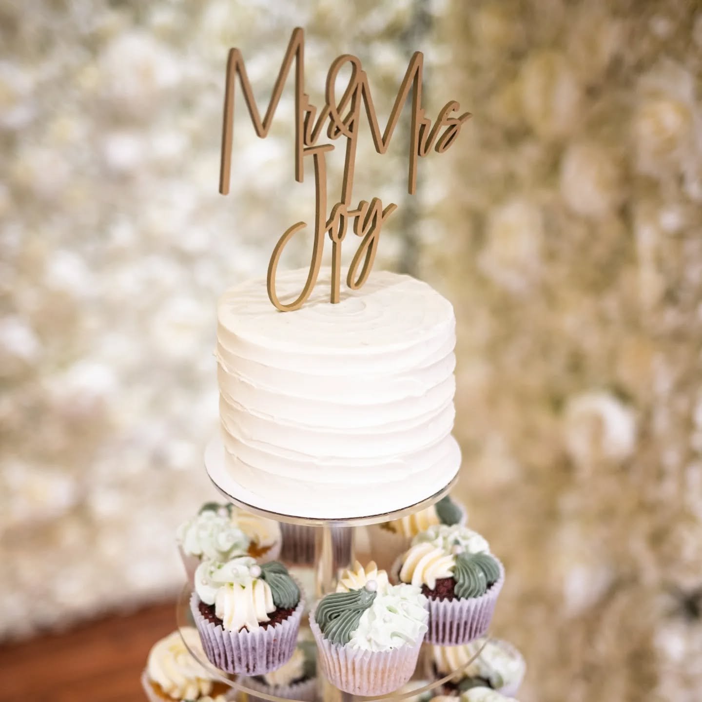 🤍 wedding tower 🤍
🧁 loved setting up this cupcake tower for a wedding last month in @killarneyoakshotel
🫒 the colour theme was white and olive green to match the bridesmaid's dresses
🤍 a cost-effective and quirky display for a non-tradtional w